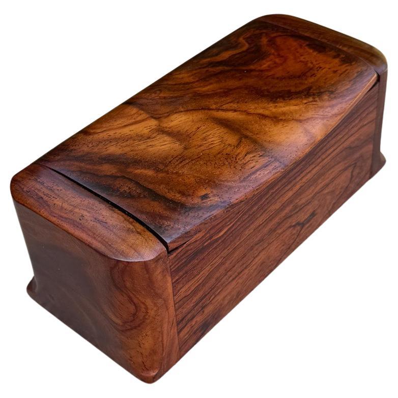 Scatola con coperchio in legno massiccio realizzata a mano, 20° secolo in vendita