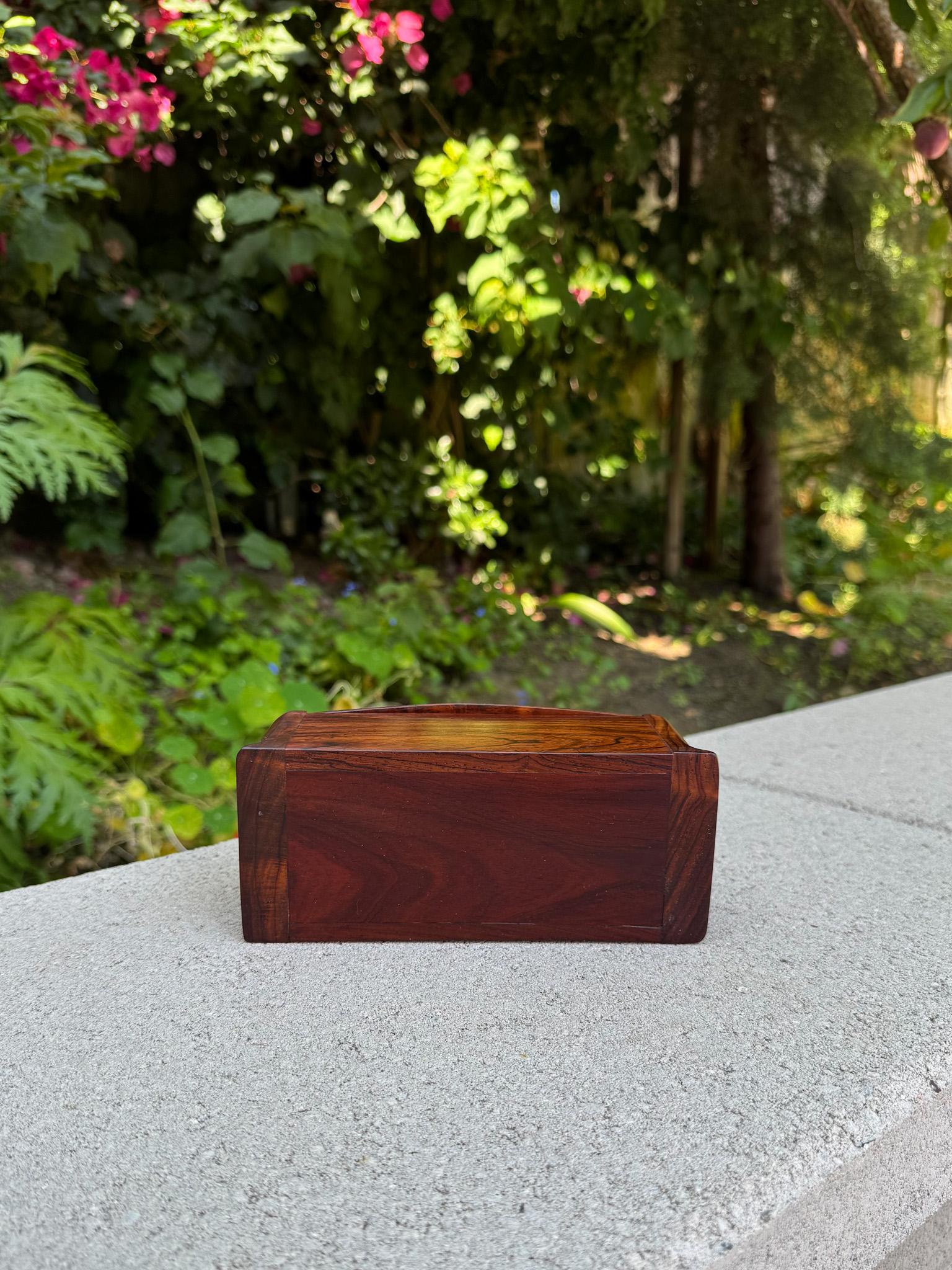 Scatola con coperchio in legno massiccio realizzata a mano, 20° secolo In condizioni buone in vendita a San Juan Capistrano, CA
