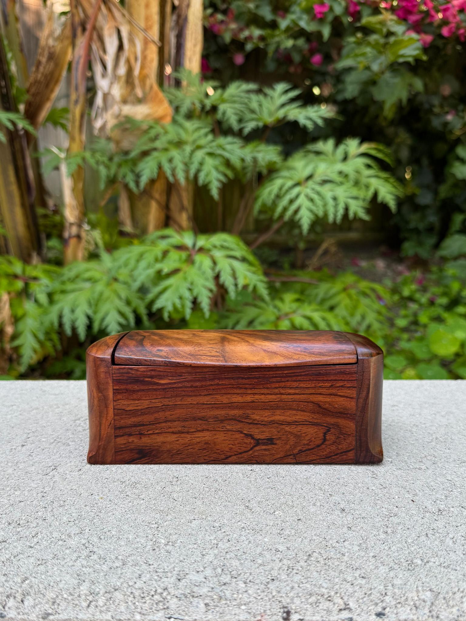 XX secolo Scatola con coperchio in legno massiccio realizzata a mano, 20° secolo in vendita