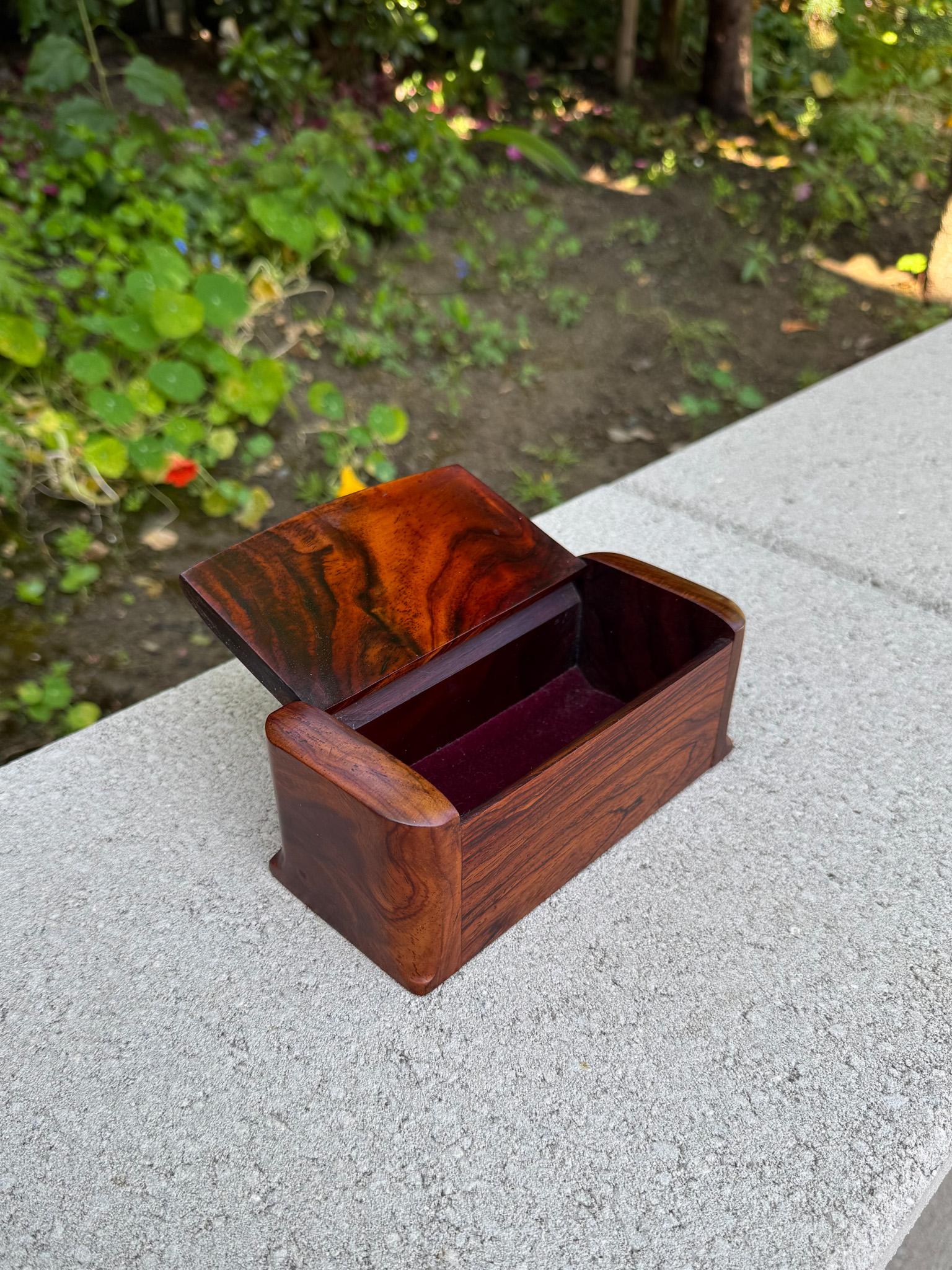 Americano Scatola con coperchio in legno massiccio realizzata a mano, 20° secolo in vendita