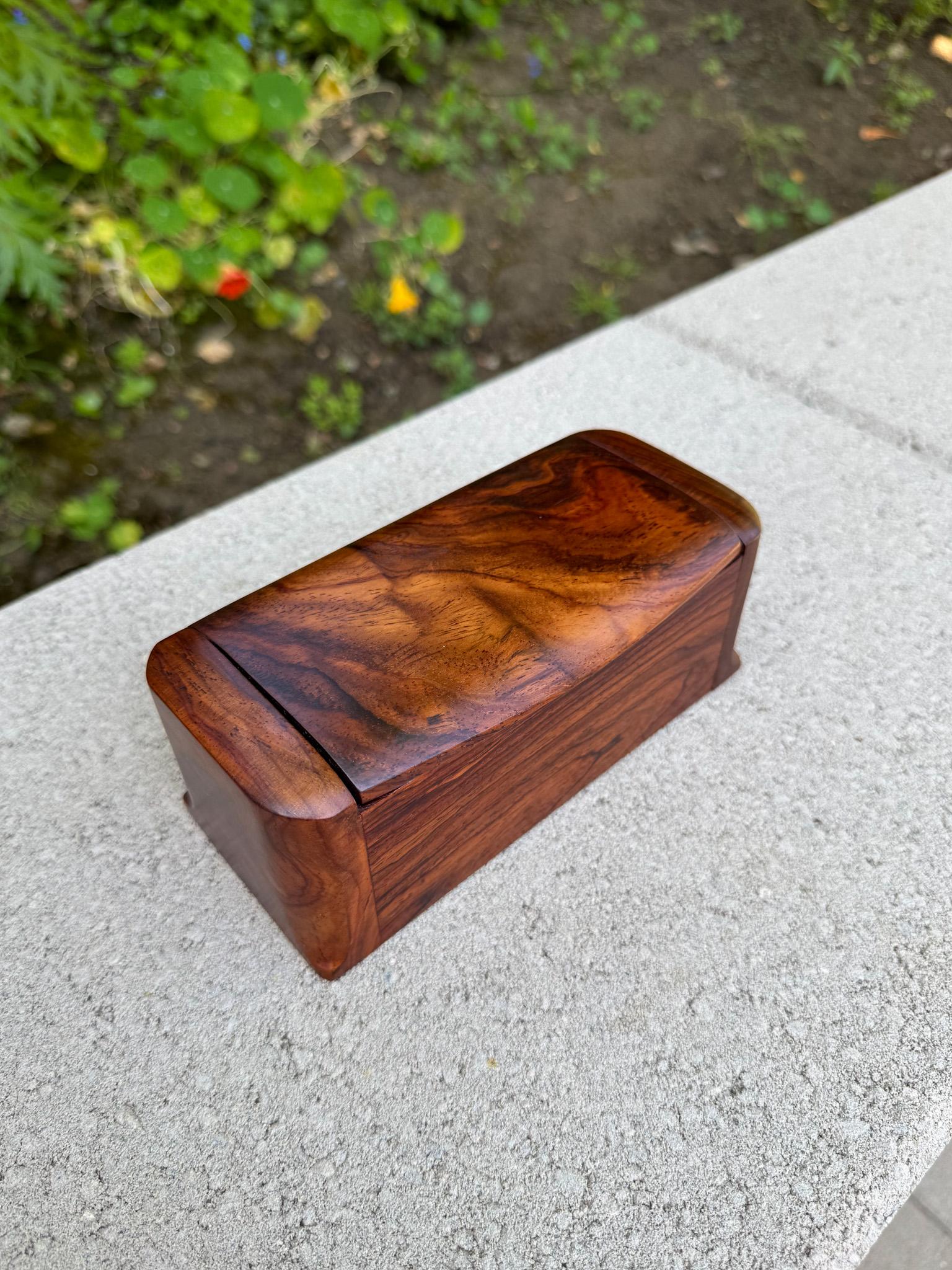 Scatola con coperchio in legno massiccio realizzata a mano, 20° secolo in vendita 1