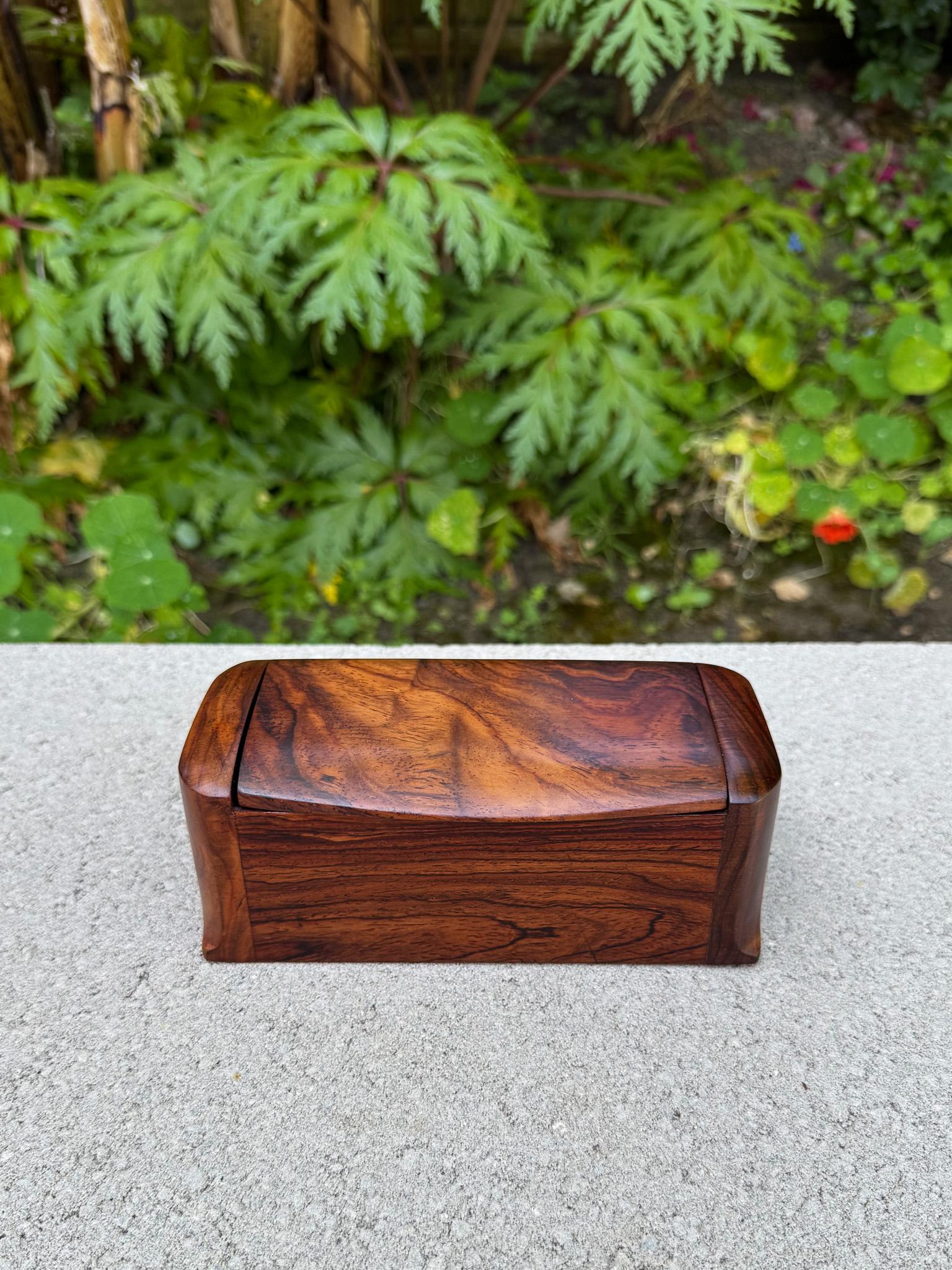 Mid-Century moderno Scatola con coperchio in legno massiccio realizzata a mano, 20° secolo in vendita