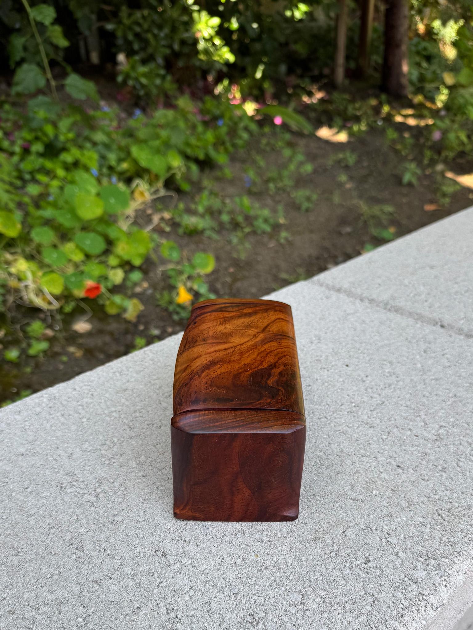 Scatola con coperchio in legno massiccio realizzata a mano, 20° secolo in vendita 2