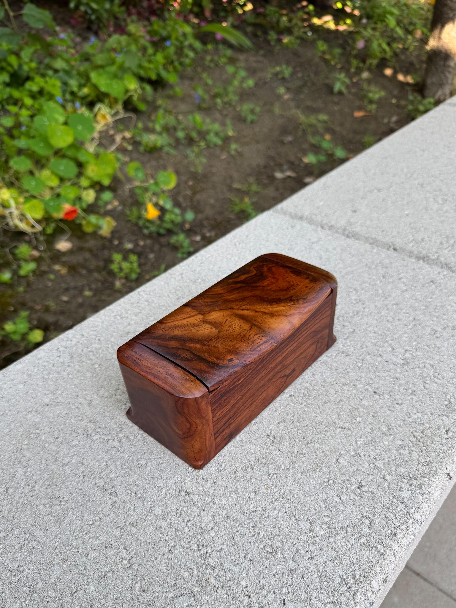 Scatola per gioielli con coperchio in legno massiccio realizzata a mano, 20° secolo. 