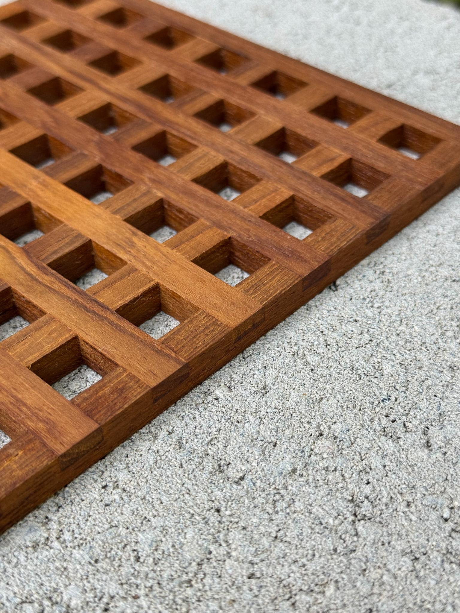 20ième siècle Jens Quistgaard Teck Lattice Trivet w/ Original Box for Dansk, Denmark, c.1965 en vente