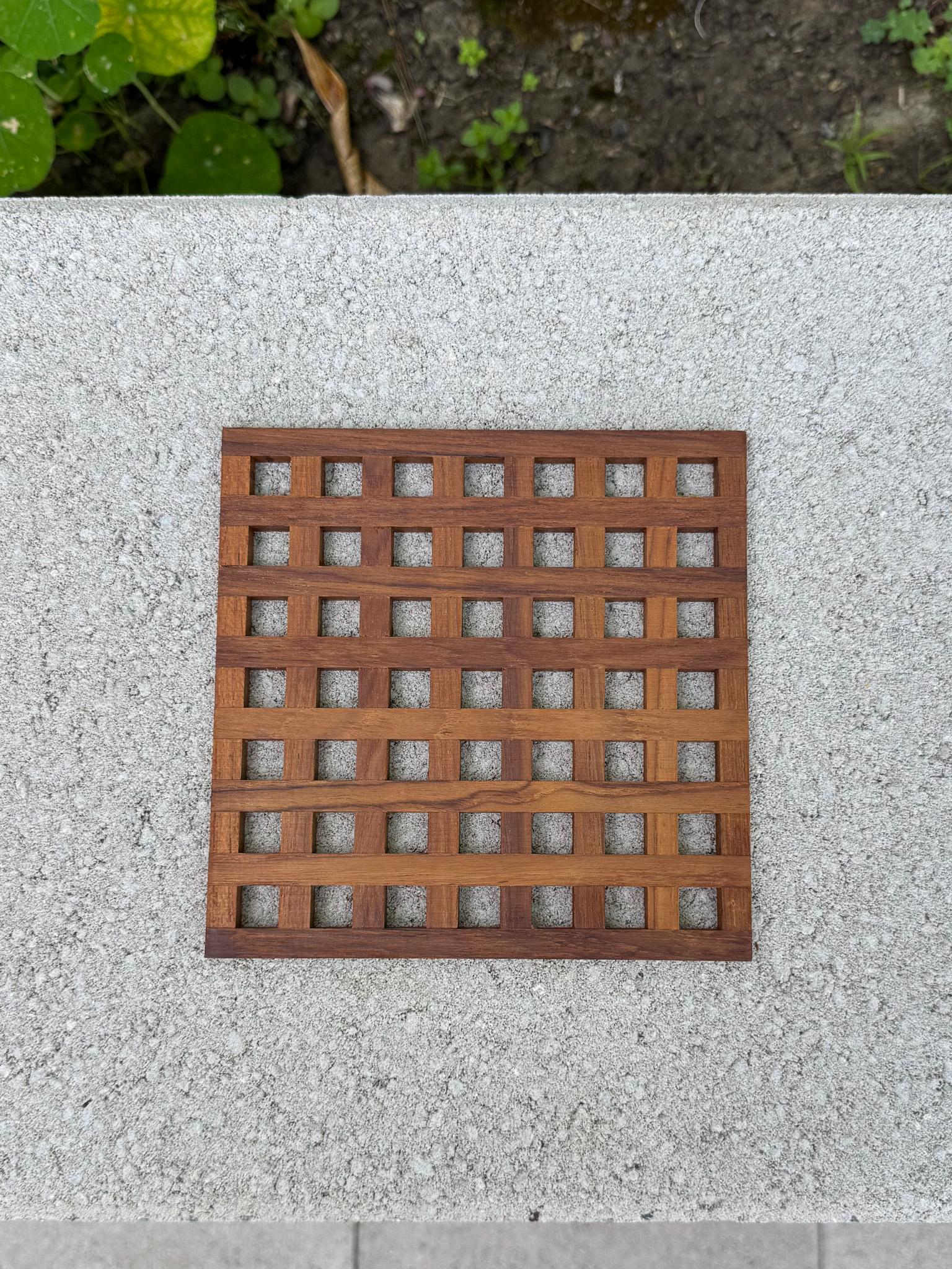 Danois Jens Quistgaard Teck Lattice Trivet w/ Original Box for Dansk, Denmark, c.1965 en vente