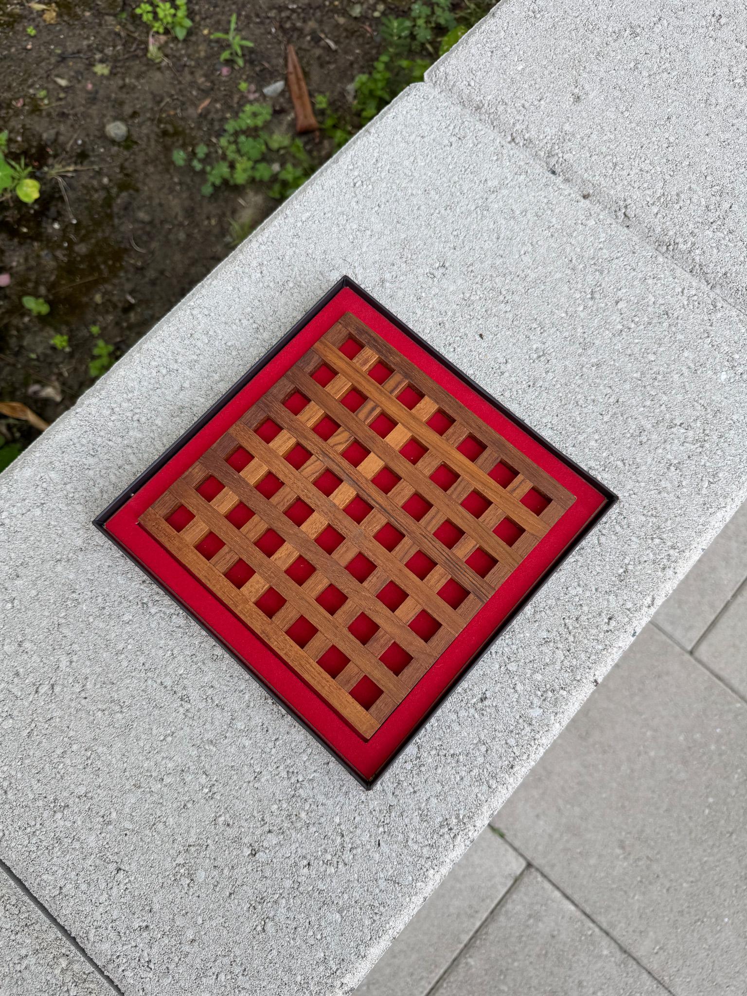 Mid-Century Modern Jens Quistgaard Teck Lattice Trivet w/ Original Box for Dansk, Denmark, c.1965 en vente