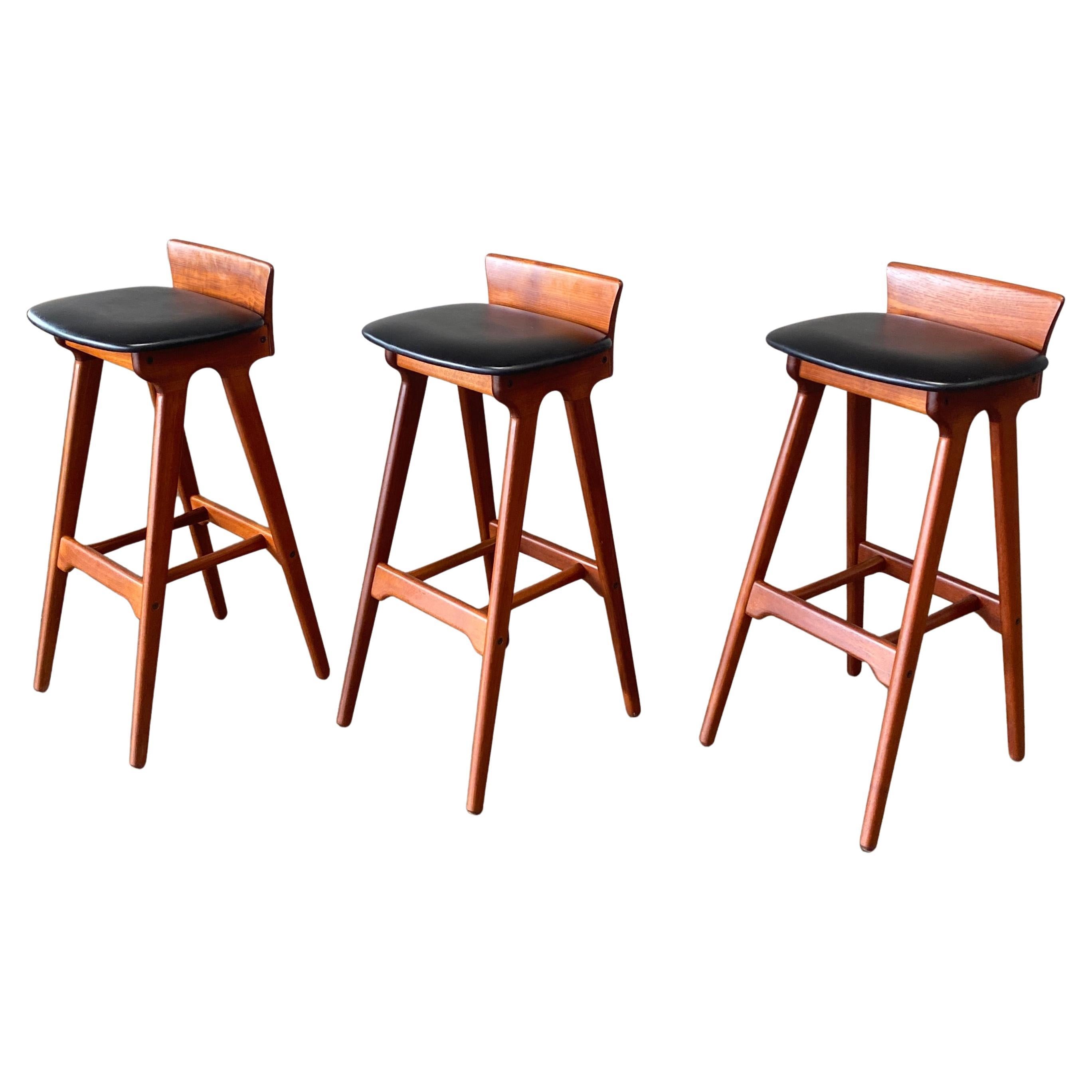 Sgabelli da bar di metà secolo Erik Buch in teak e pelle Danimarca 1960 RARO in vendita