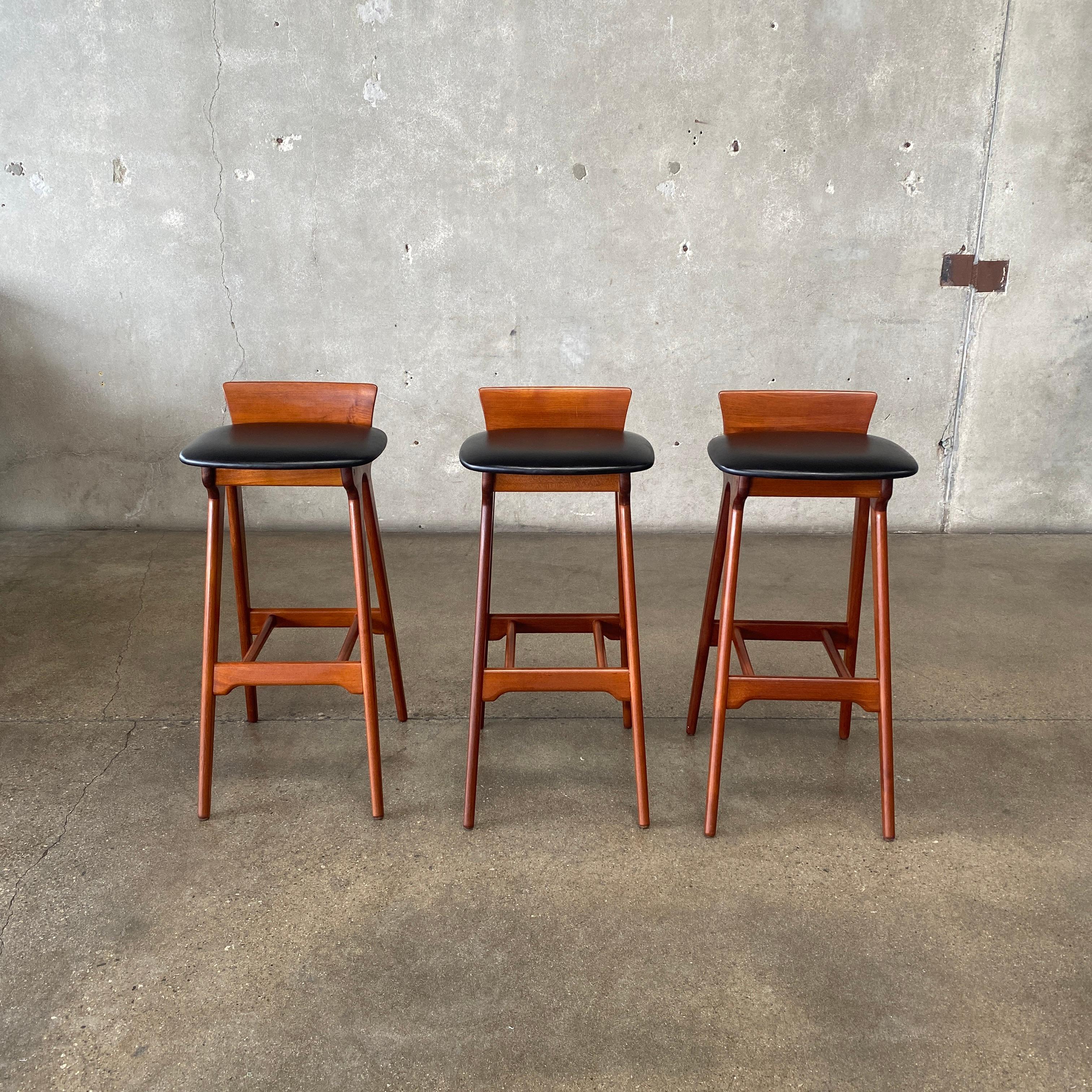 Mid-Century moderno Sgabelli da bar di metà secolo Erik Buch in teak e pelle Danimarca 1960 RARO in vendita
