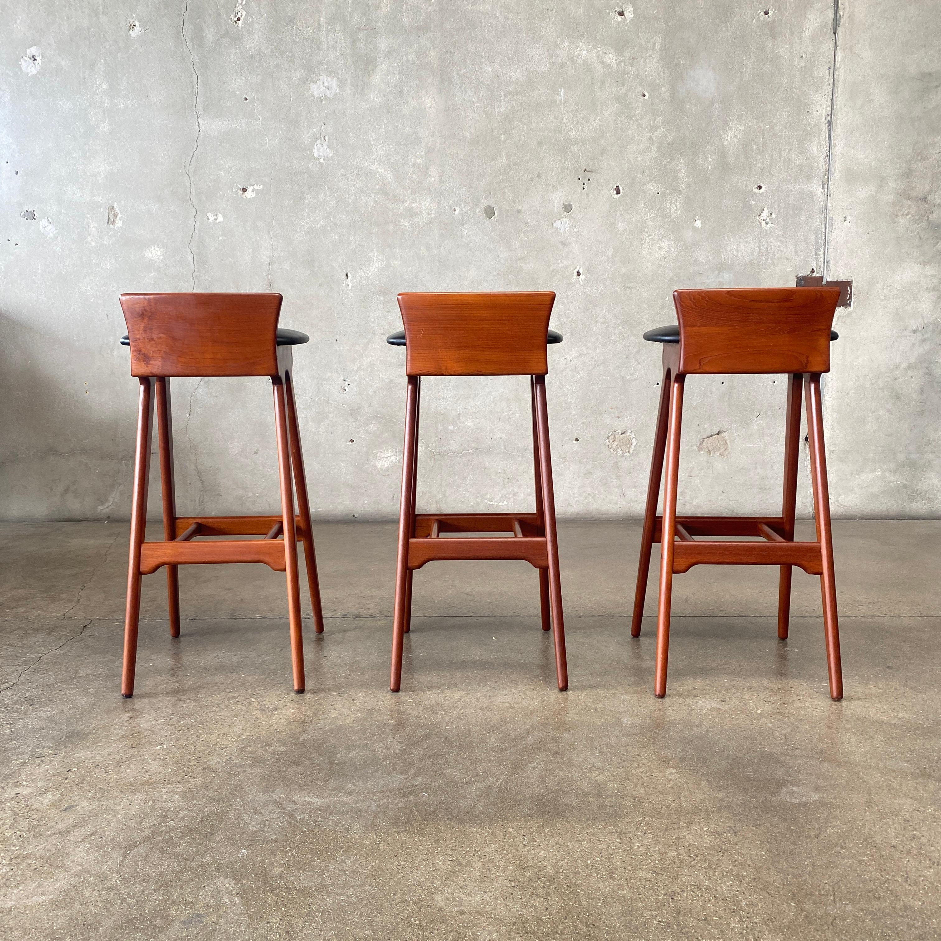 Sgabelli da bar di metà secolo Erik Buch in teak e pelle Danimarca 1960 RARO In condizioni buone in vendita a San Juan Capistrano, CA