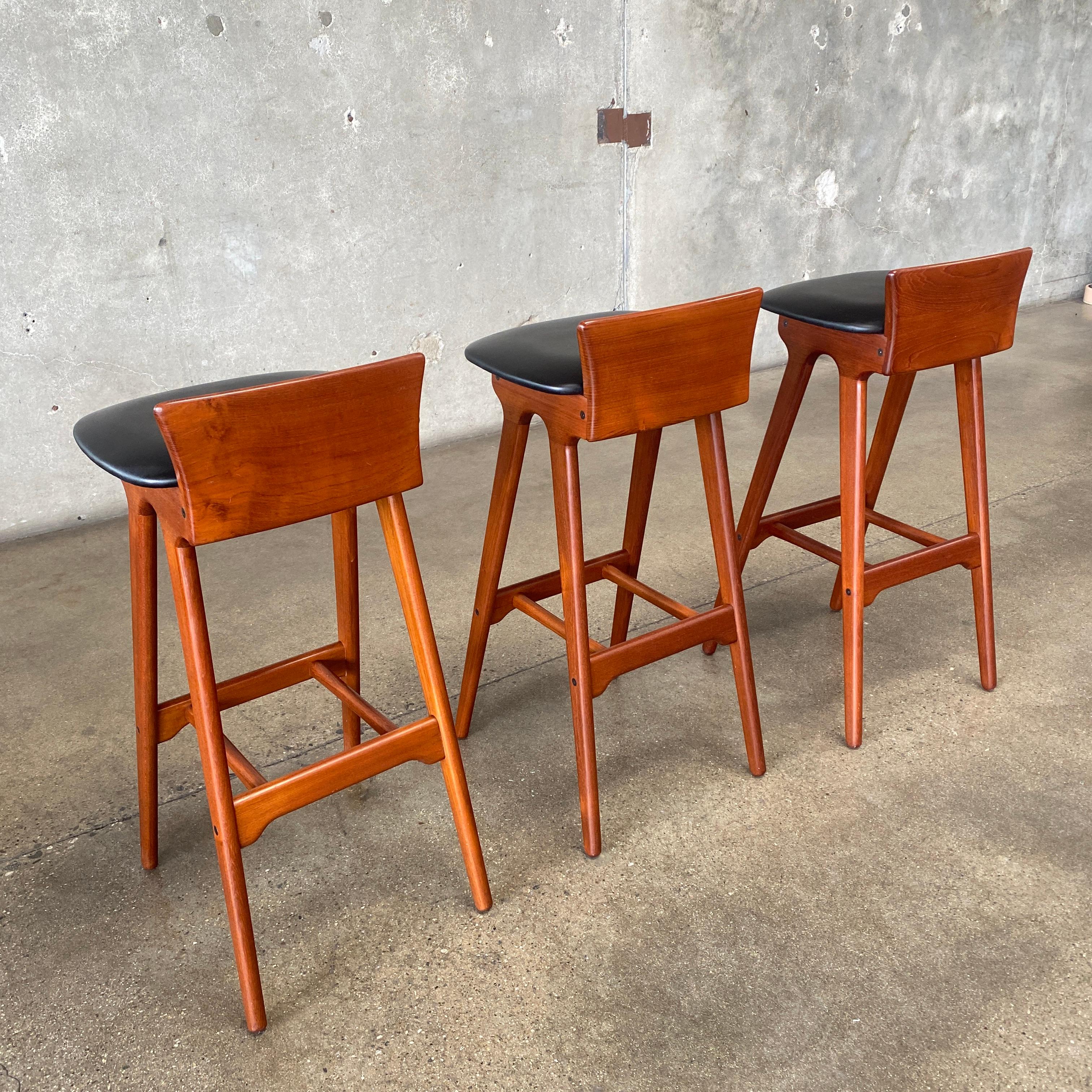 Metà XX secolo Sgabelli da bar di metà secolo Erik Buch in teak e pelle Danimarca 1960 RARO in vendita