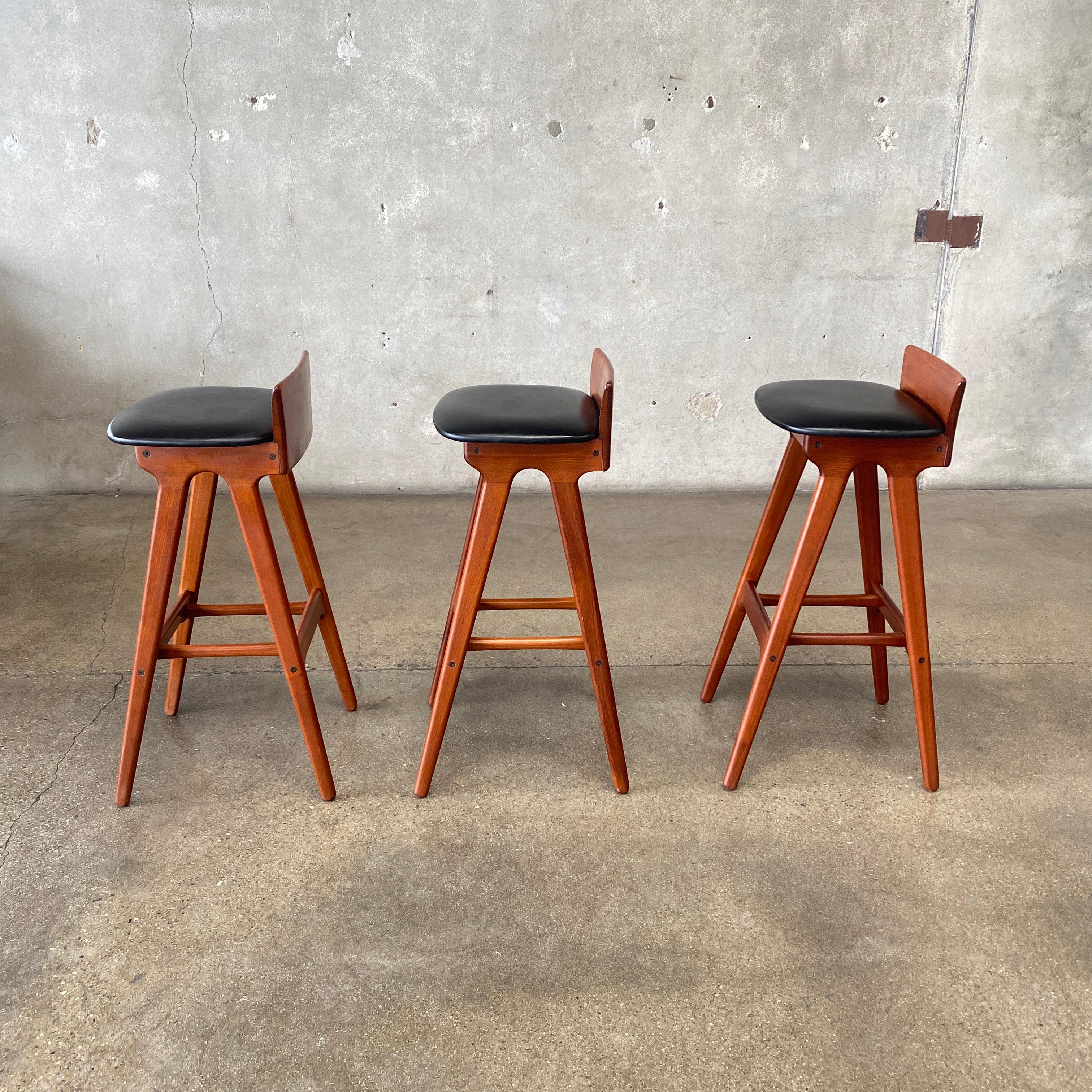 Pelle Sgabelli da bar di metà secolo Erik Buch in teak e pelle Danimarca 1960 RARO in vendita