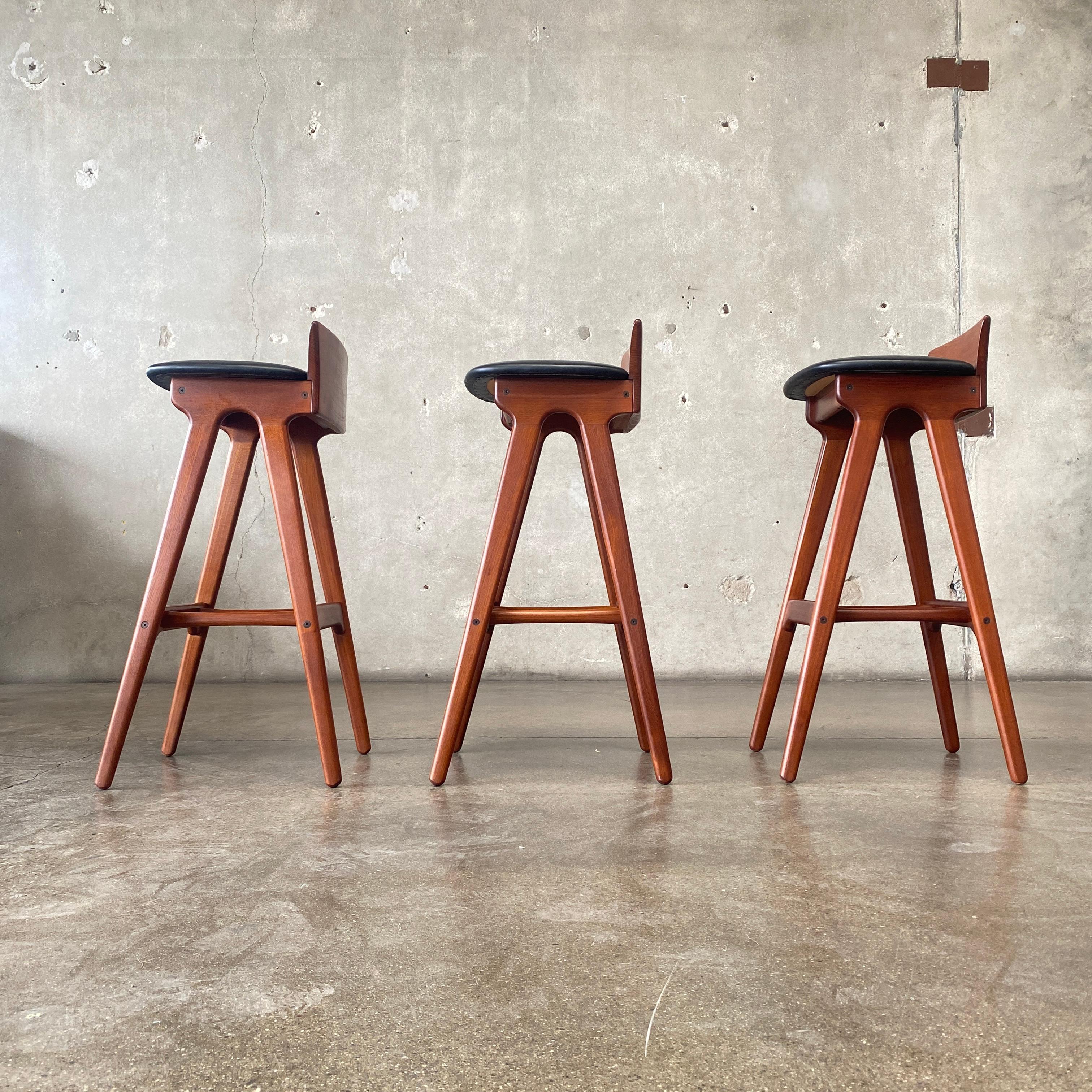 Sgabelli da bar di metà secolo Erik Buch in teak e pelle Danimarca 1960 RARO in vendita 1