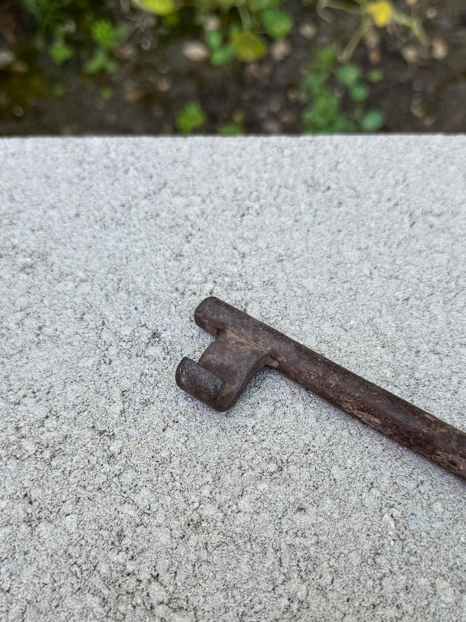 Antique 19th Century Big Cast Iron Key In Good Condition For Sale In San Juan Capistrano, CA