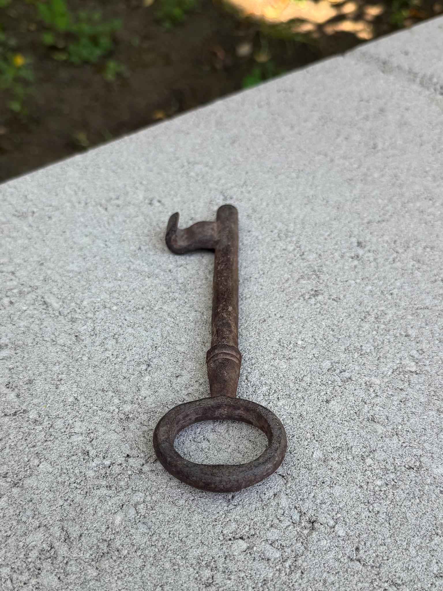 Antique 19th Century Big Cast Iron Key For Sale 3