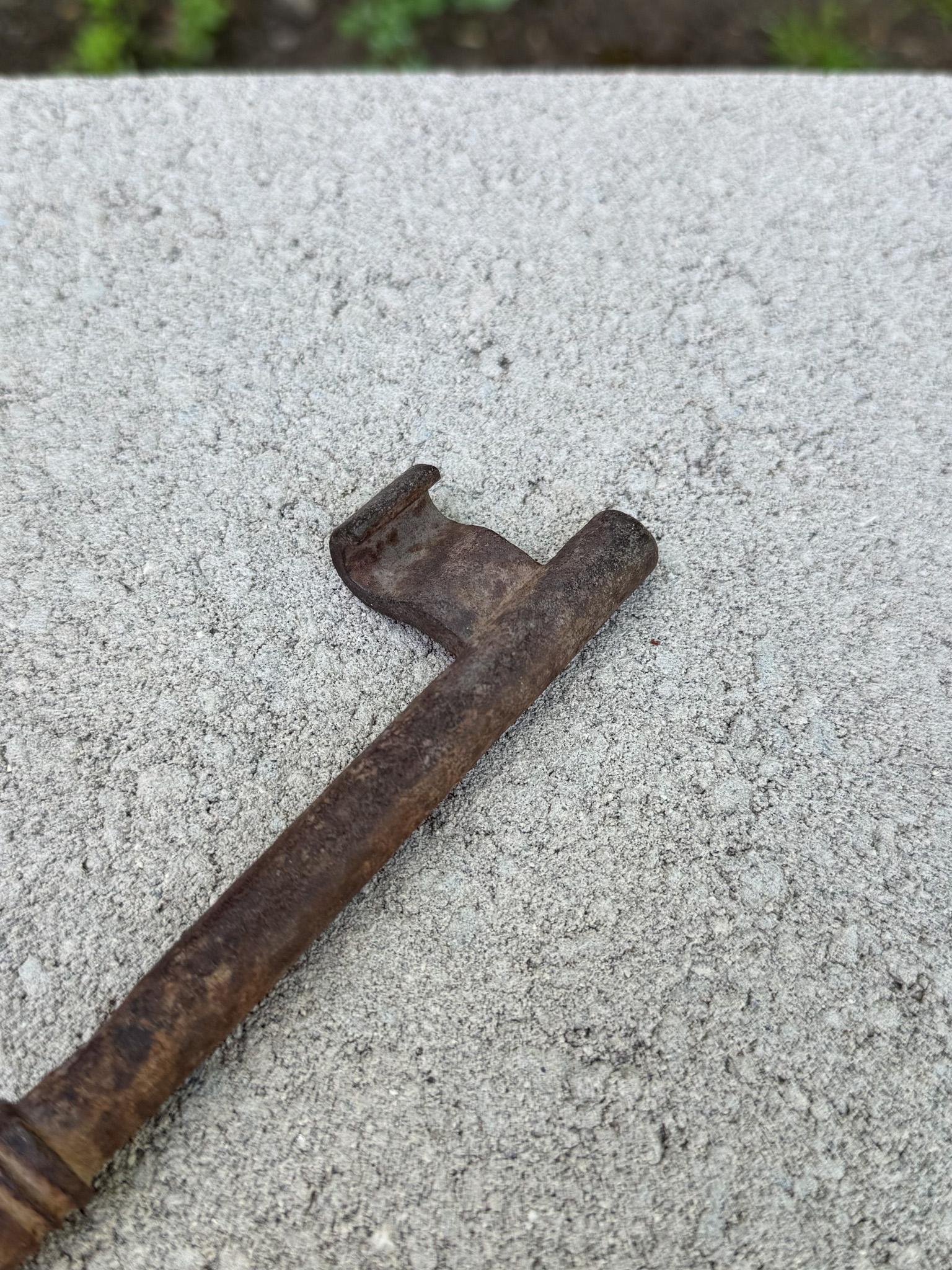 Antique 19th Century Big Cast Iron Key For Sale 4