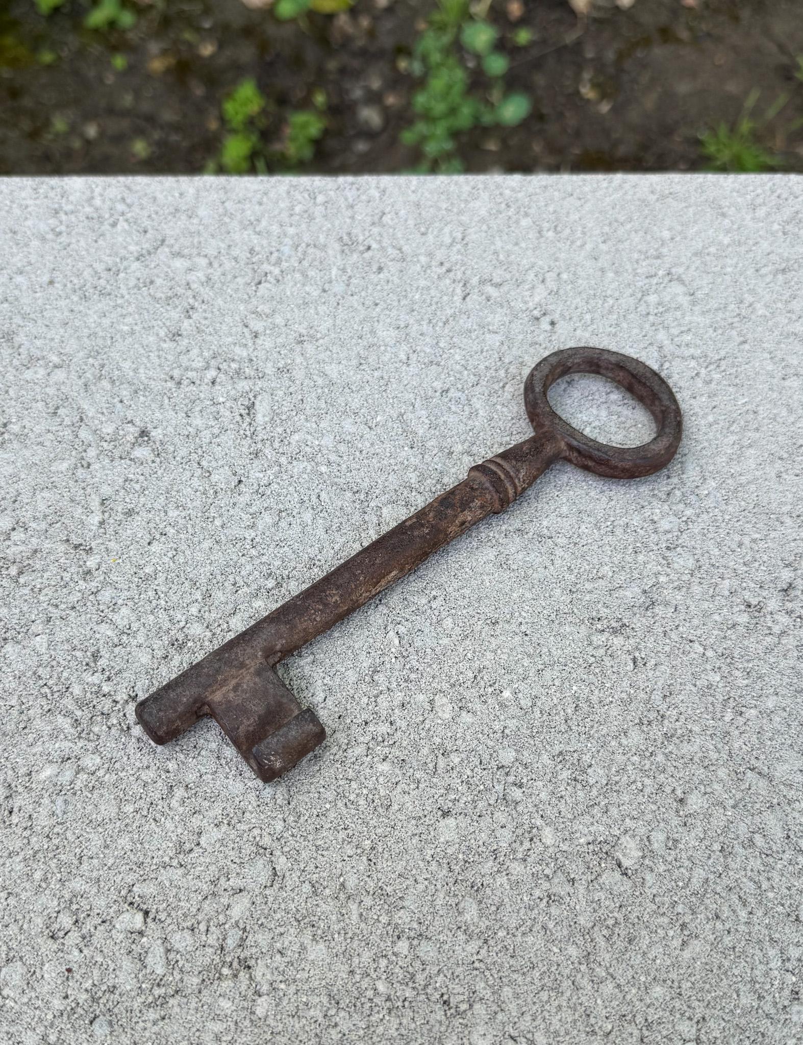 Antique 19th Century Big Cast Iron Key For Sale 5
