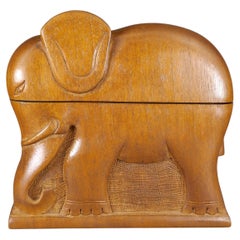 Portasigarette pieghevole in legno intagliato a mano a forma di elefante, proveniente dal Kashmir indiano, risalente alla metà del secolo scorso