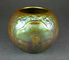 Vaso da esposizione in miniatura Zsolnay di Pécs in stile Art Nouveau, decorato con motivi floreali in eosina, Ungheria
