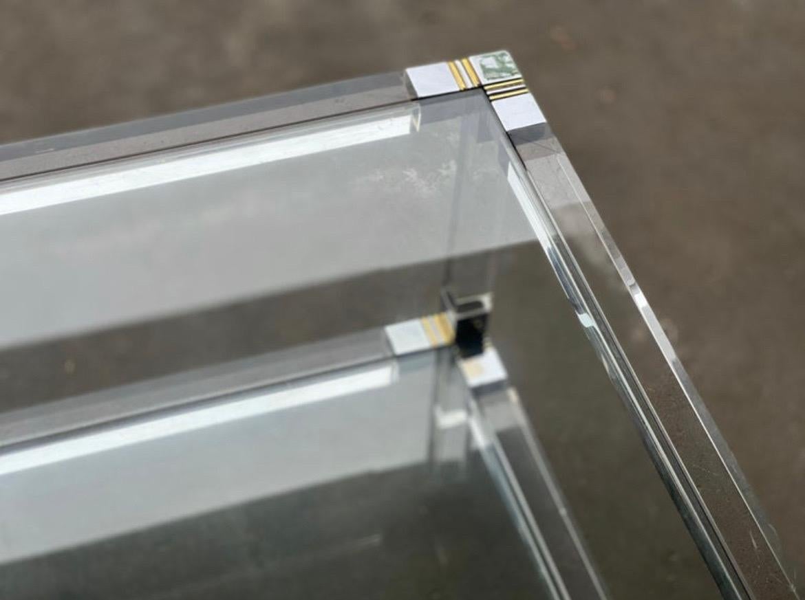 Tavolino da caffè italiano in ottone, cromo e lucite della metà del secolo scorso In condizioni discrete in vendita a San Angelo, TX