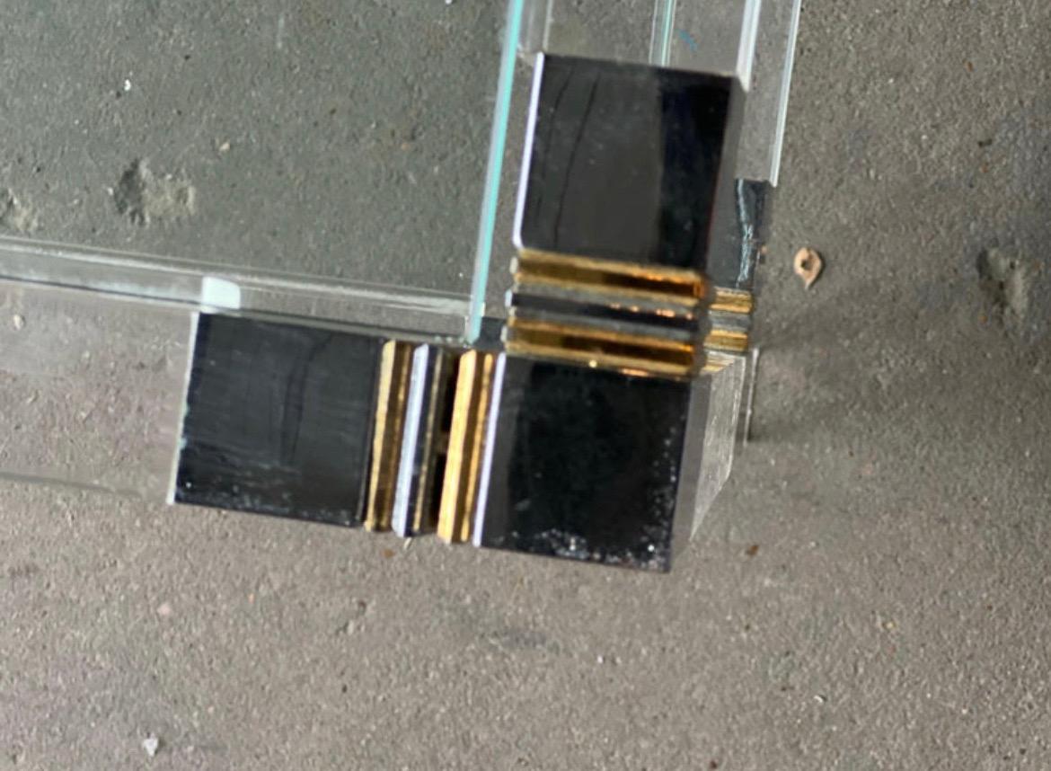 Ottone Tavolino da caffè italiano in ottone, cromo e lucite della metà del secolo scorso in vendita