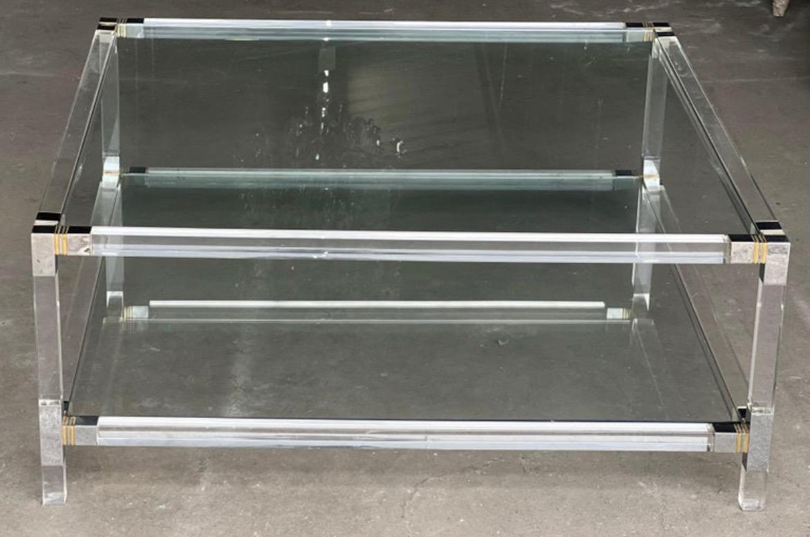 Tavolino da caffè italiano in ottone, cromo e lucite della metà del secolo scorso in vendita 1