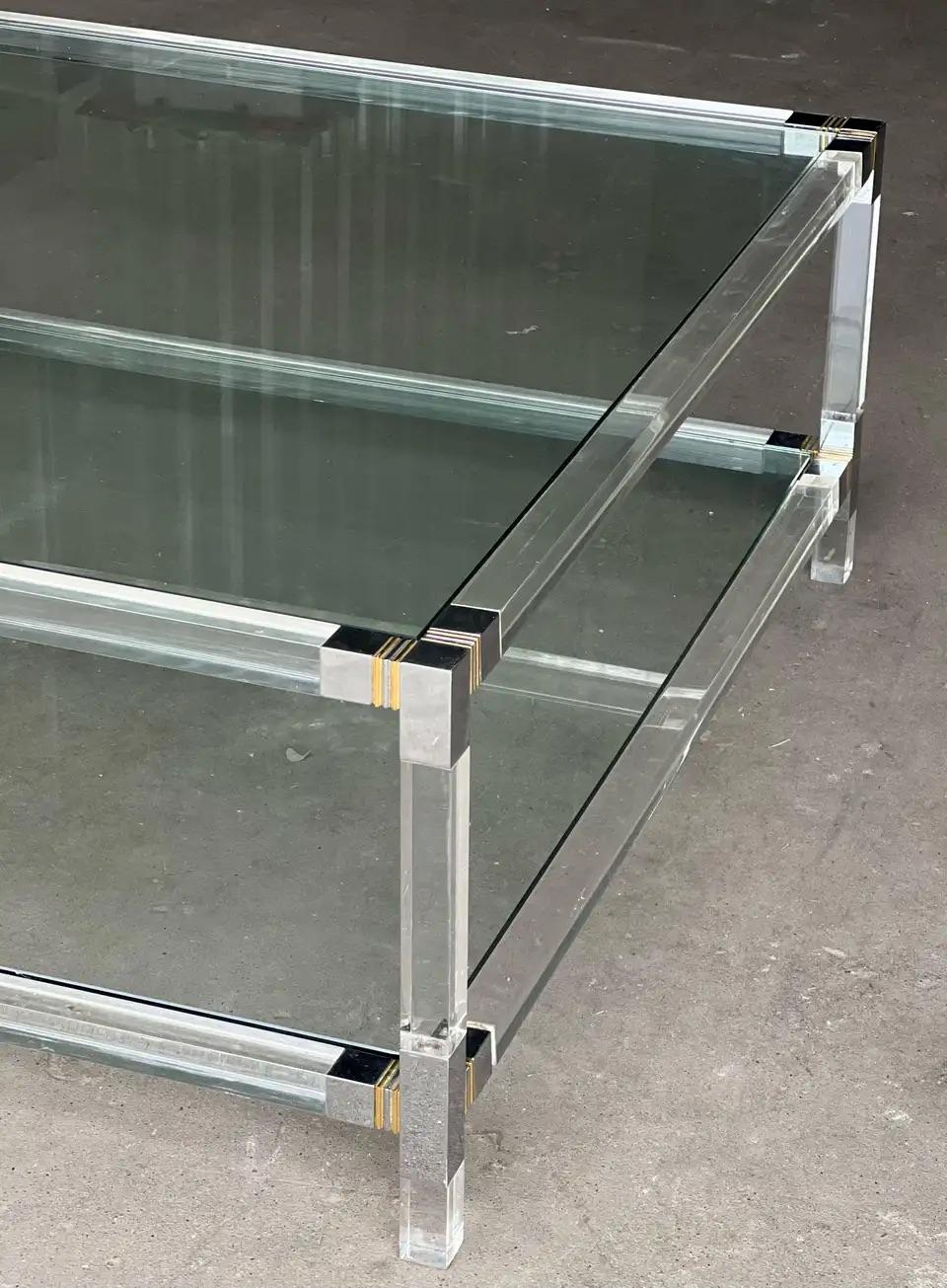 Mid-Century moderno Tavolino da caffè italiano in ottone, cromo e lucite della metà del secolo scorso in vendita