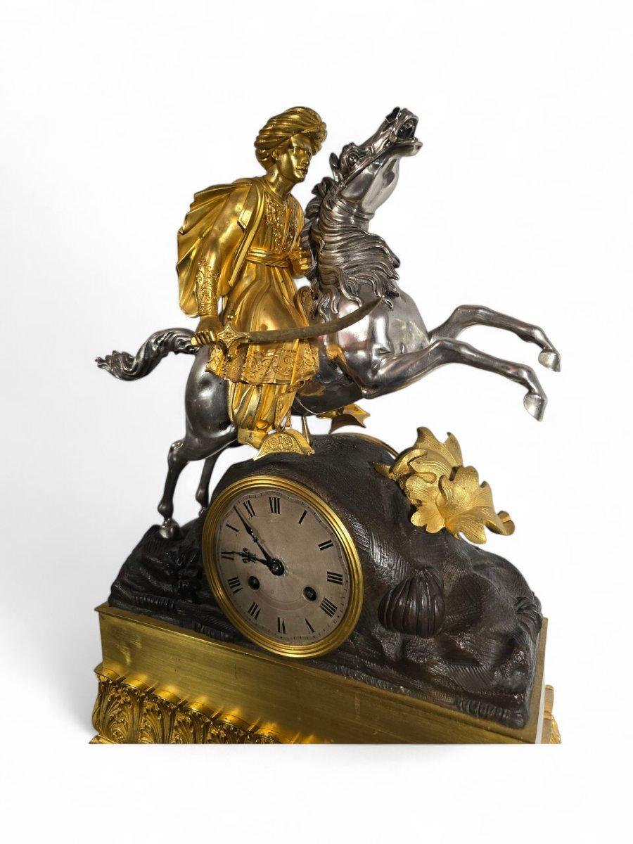 Elegant French mantel clock in gilt and silvered bronze, made in the early 1800s for the Ottoman market. It depicts an oriental rider armed with a saber, on a rearing horse, in a typically Orientalist style.

The wire suspension movement is in