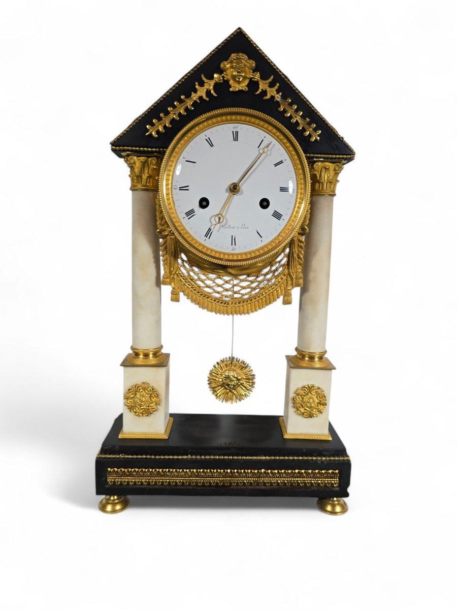 French Portico Clock – Black and White Marble, Gilt Bronze – Early 19th Century In Good Condition For Sale In Madrid, ES