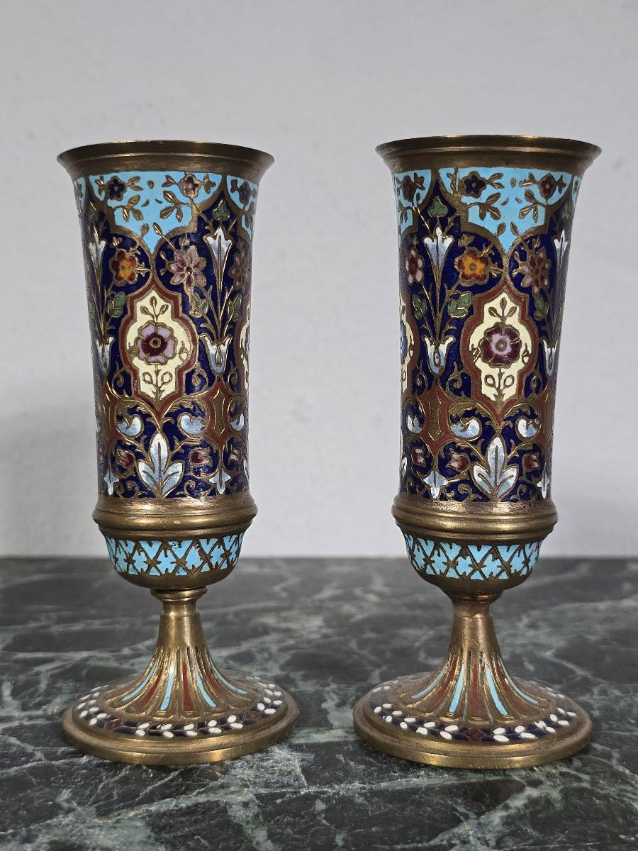 Charming pair of small, finely enameled bronze vases with polychrome floral decoration in vibrant shades of blue, red, and gold. French work from the second half of the 19th century, perfectly illustrating the taste for oriental decorative objects