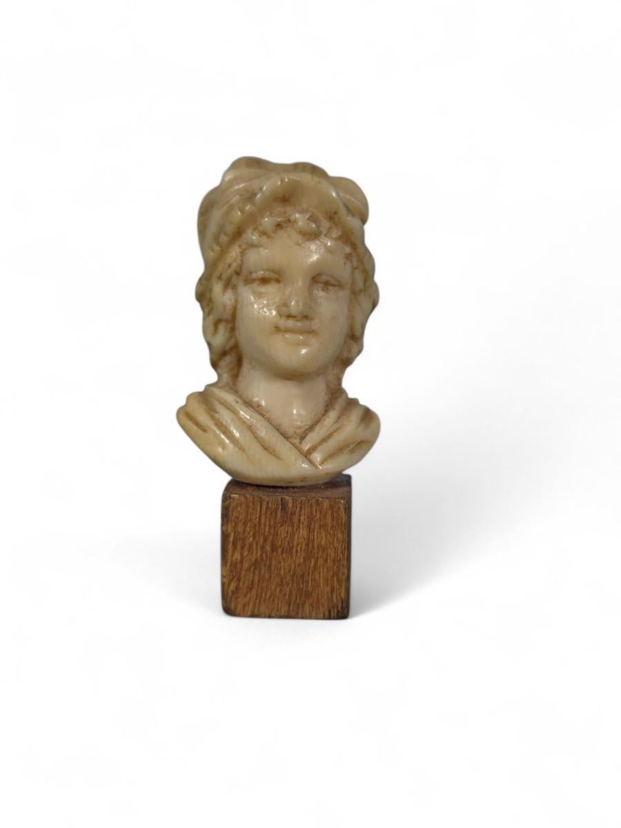 Small carved bone bust – 19th century For Sale 1