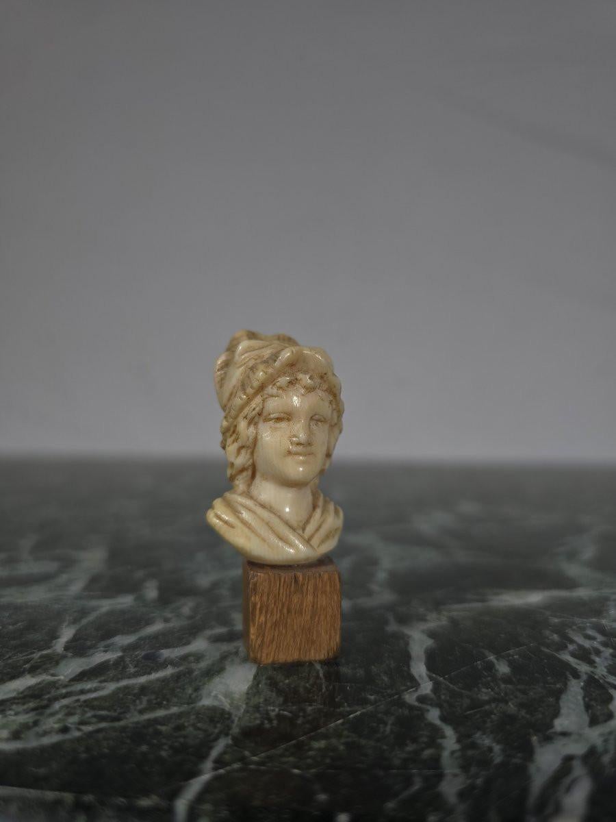 Small carved bone bust – 19th century In Good Condition For Sale In Madrid, ES