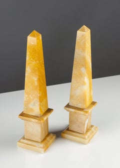 Superbe paire d'obélisques décoratifs italiens du XXe siècle - H : 42,3 cm
