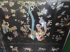 Paravento cinese dell’inizio del XX secolo con animali e uccelli intagliati in pietra dura, a