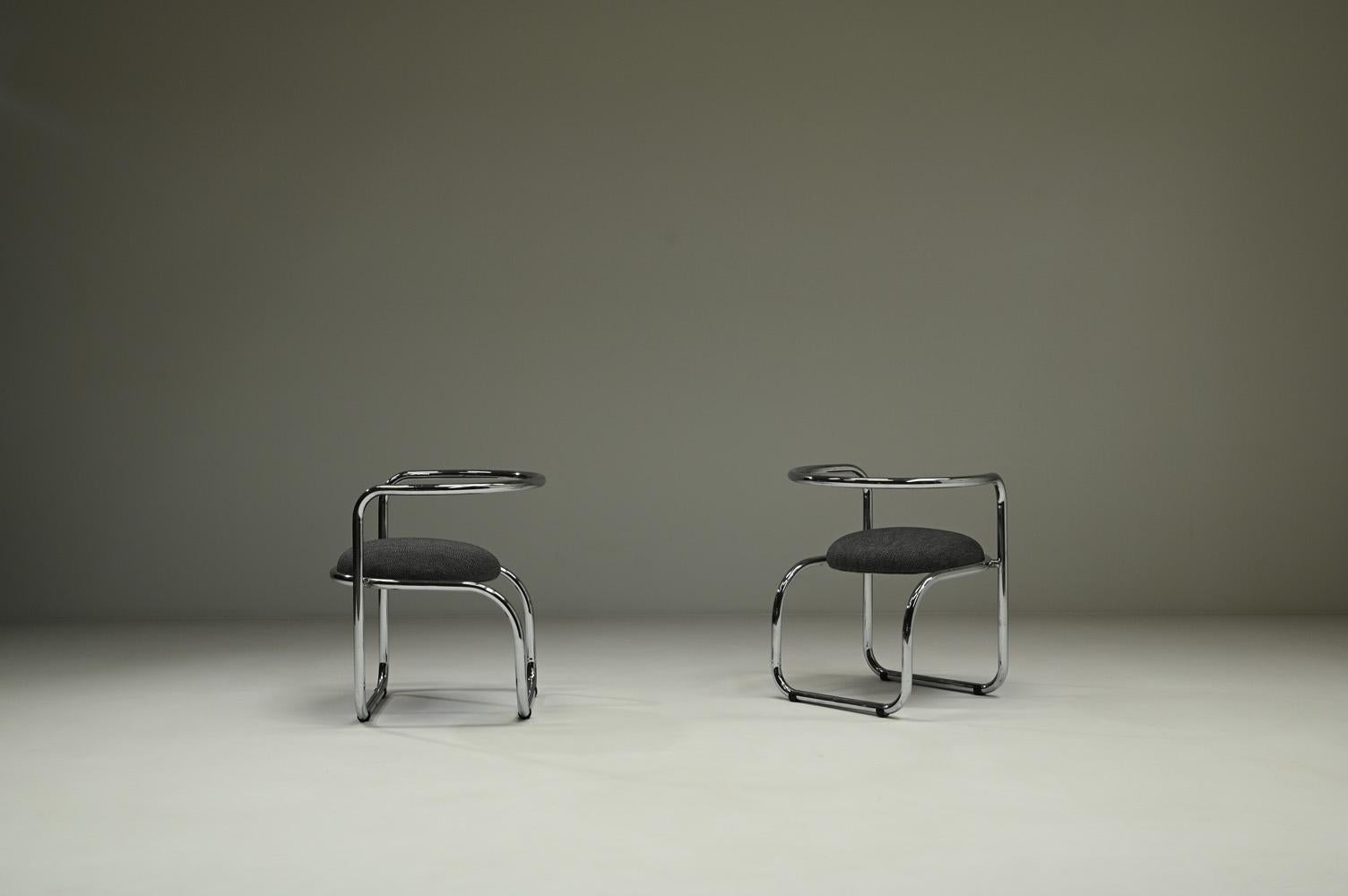 Jeu de 2 chaises d'appoint chromées, 1970 Italie. Design minimaliste en acier tubulaire chromé. Malheureusement, le concepteur n'est pas connu. Les chaises sont dans le style de Gae Aulenti. Ces chaises sont non seulement esthétiques, mais aussi