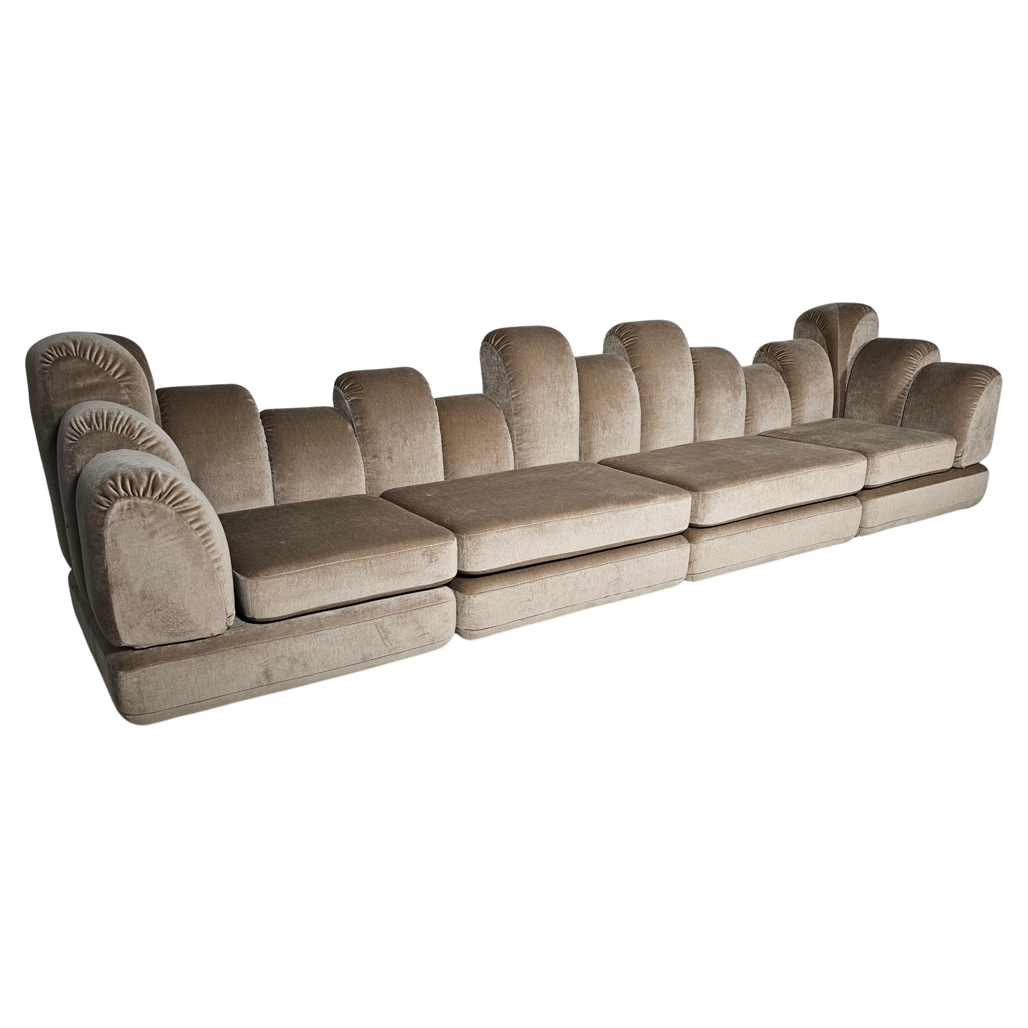 Sofá seccional Hans Hopfer "Dromadaire" de terciopelo de mohair beige, Roche Bobois