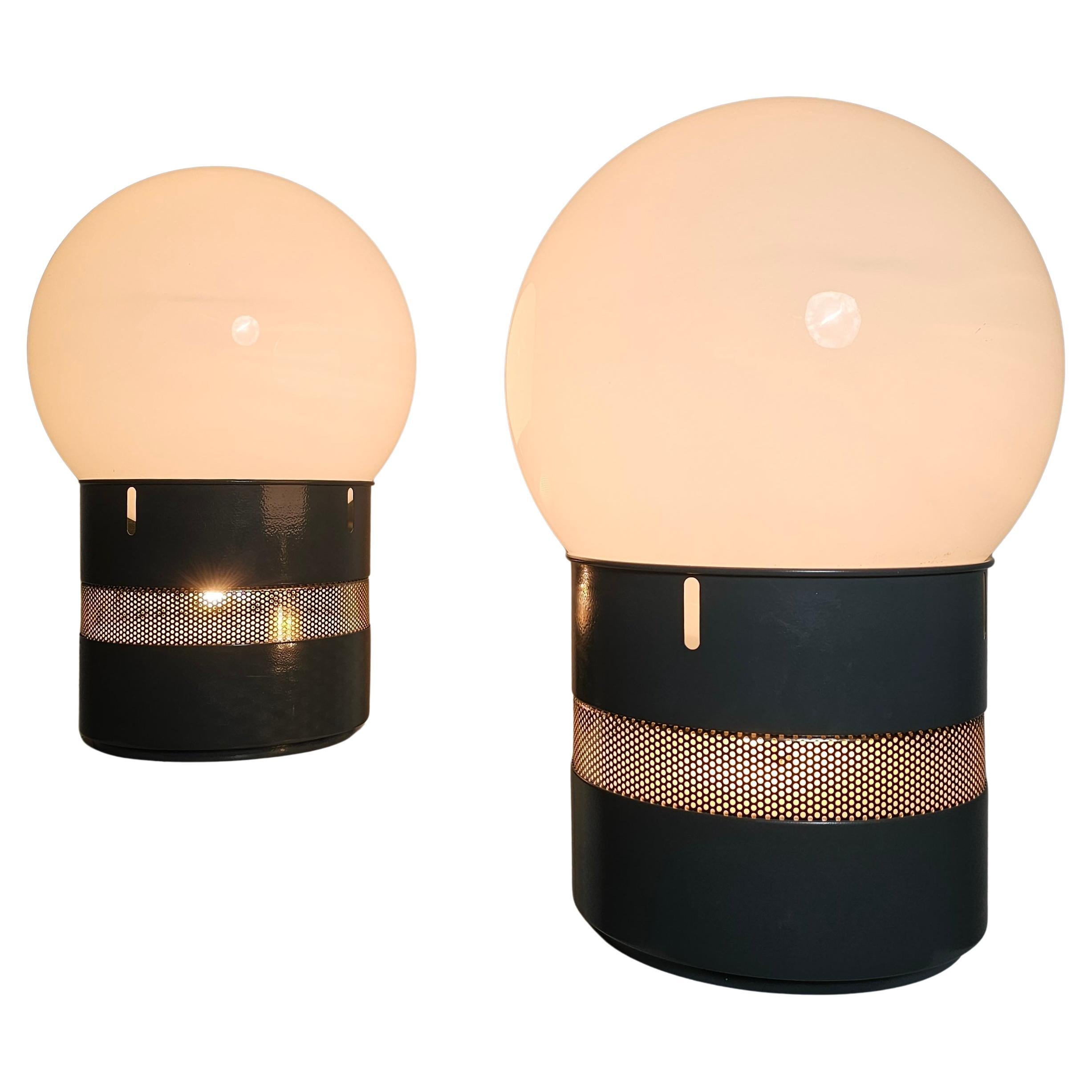 Ein Paar Mezzo Oracolo Tischleuchten von Gae Aulenti für Artemide. Eine Skulptur und Lichtquelle zugleich. Das ursprünglich in den 1960er Jahren entworfene, markante Stück spiegelt Aulentis visionären Ansatz wider, bei dem Funktion und Form in