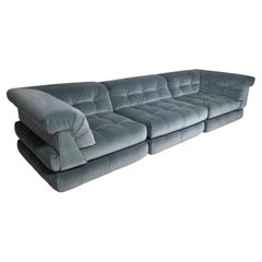 Sofá Mah Jong de terciopelo de algodón azul hielo  de Roche Bobois, Francia, años 70