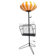 Lampe sur pied italienne à trois pieds du milieu du siècle, avec porte-revues, années 1950