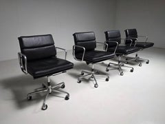 Sedie da ufficio EA 217 con imbottitura morbida in pelle nera, disegnate da Charles & Ray Eames per ICF, 1980