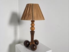 Lampada da tavolo Art Déco francese in legno con paralume plissettato originale, 1950 circa