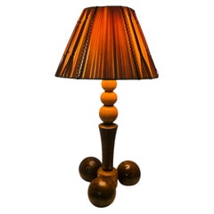 Lampada da tavolo Art Déco francese in legno con paralume plissettato originale, 1950 circa