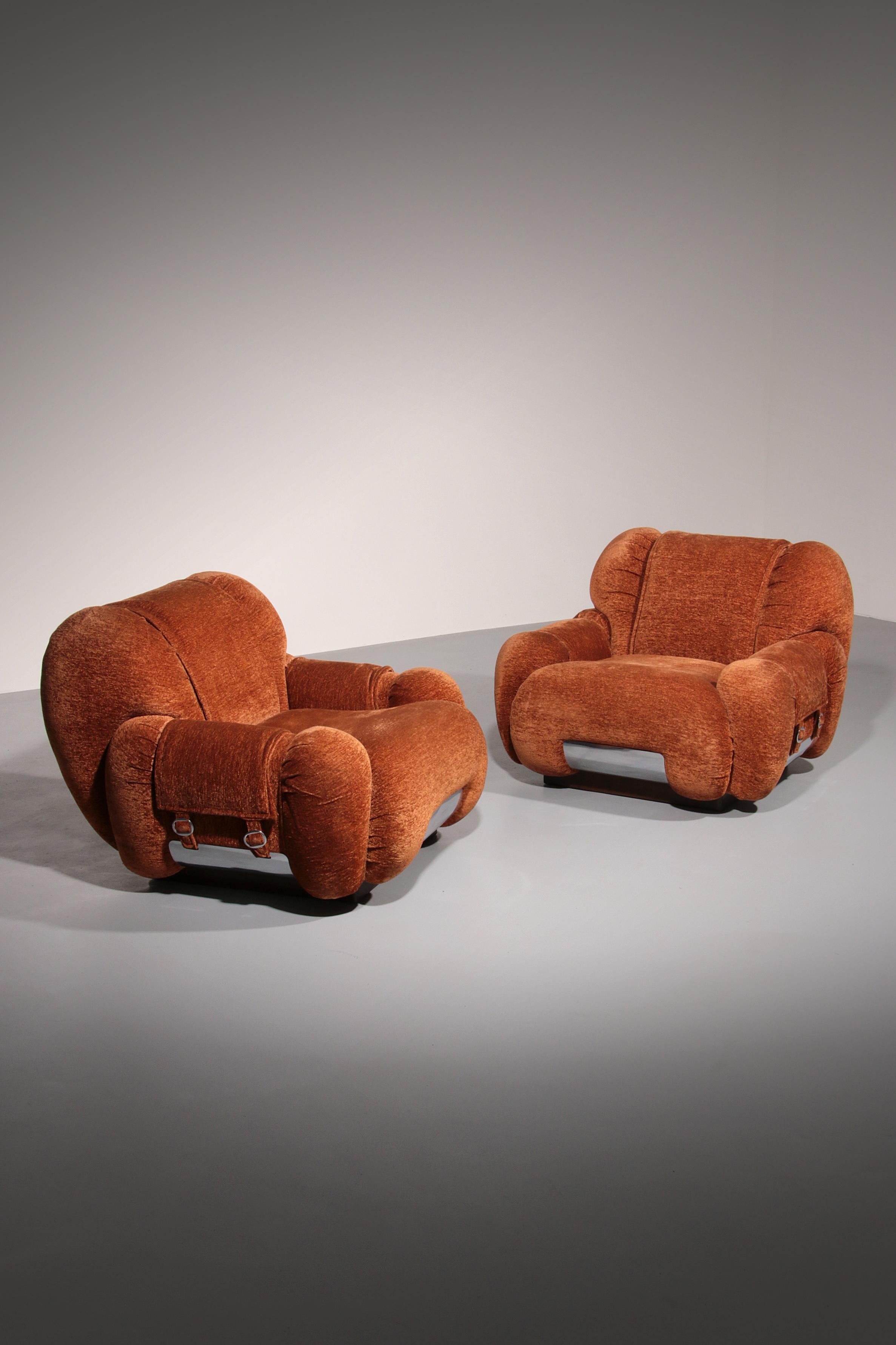 Cette paire de chaises longues, conçue dans le style d'Adriano Piazzesi et fabriquée en Italie dans les années 1970, illustre l'harmonie entre la forme et la fonction. l'original, de couleur marron, est en acier inoxydable.  et soutenues par des