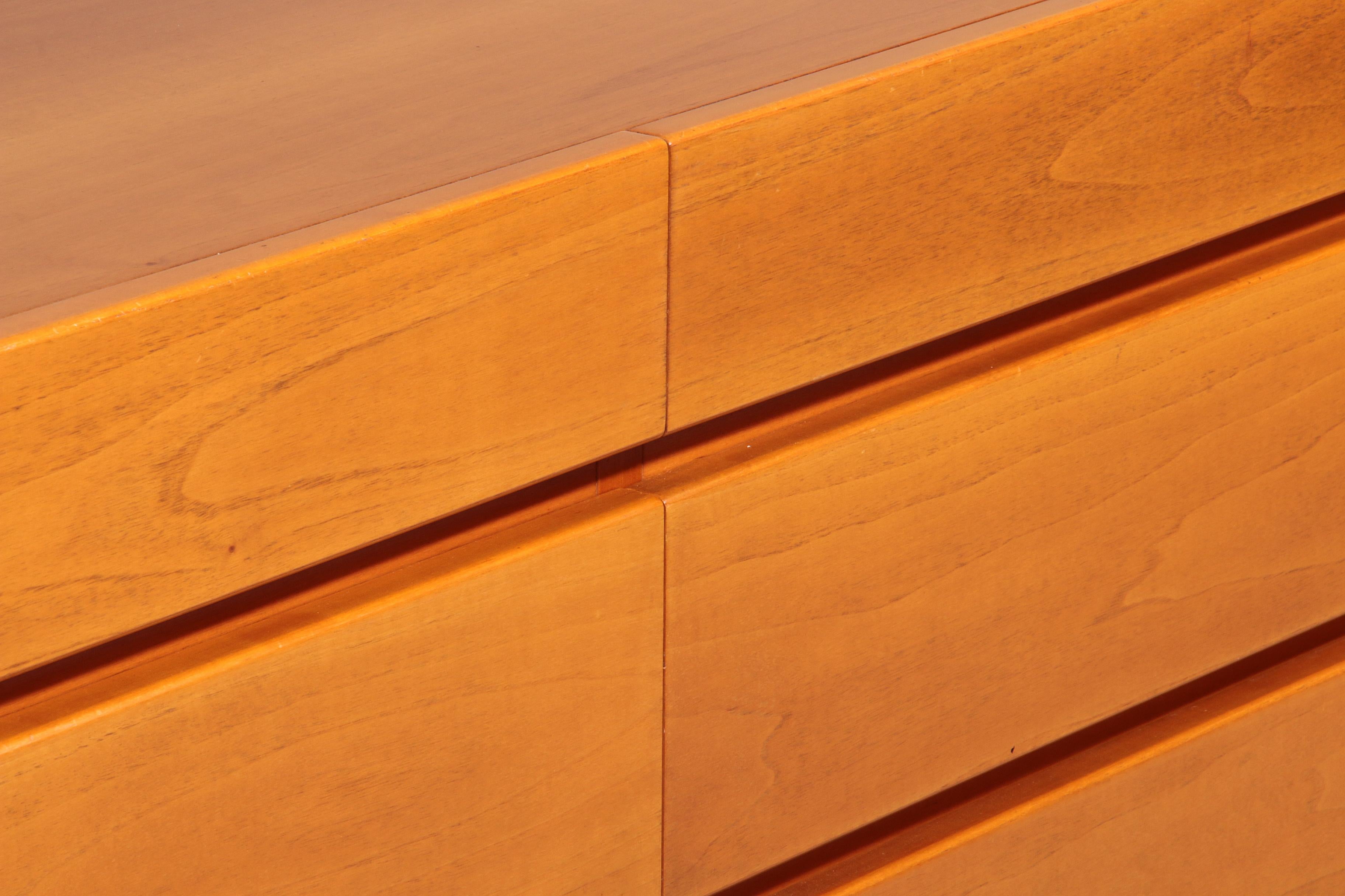 Post modern custom 8 drawer floating dresser blonde geometric design Italy For Sale 2