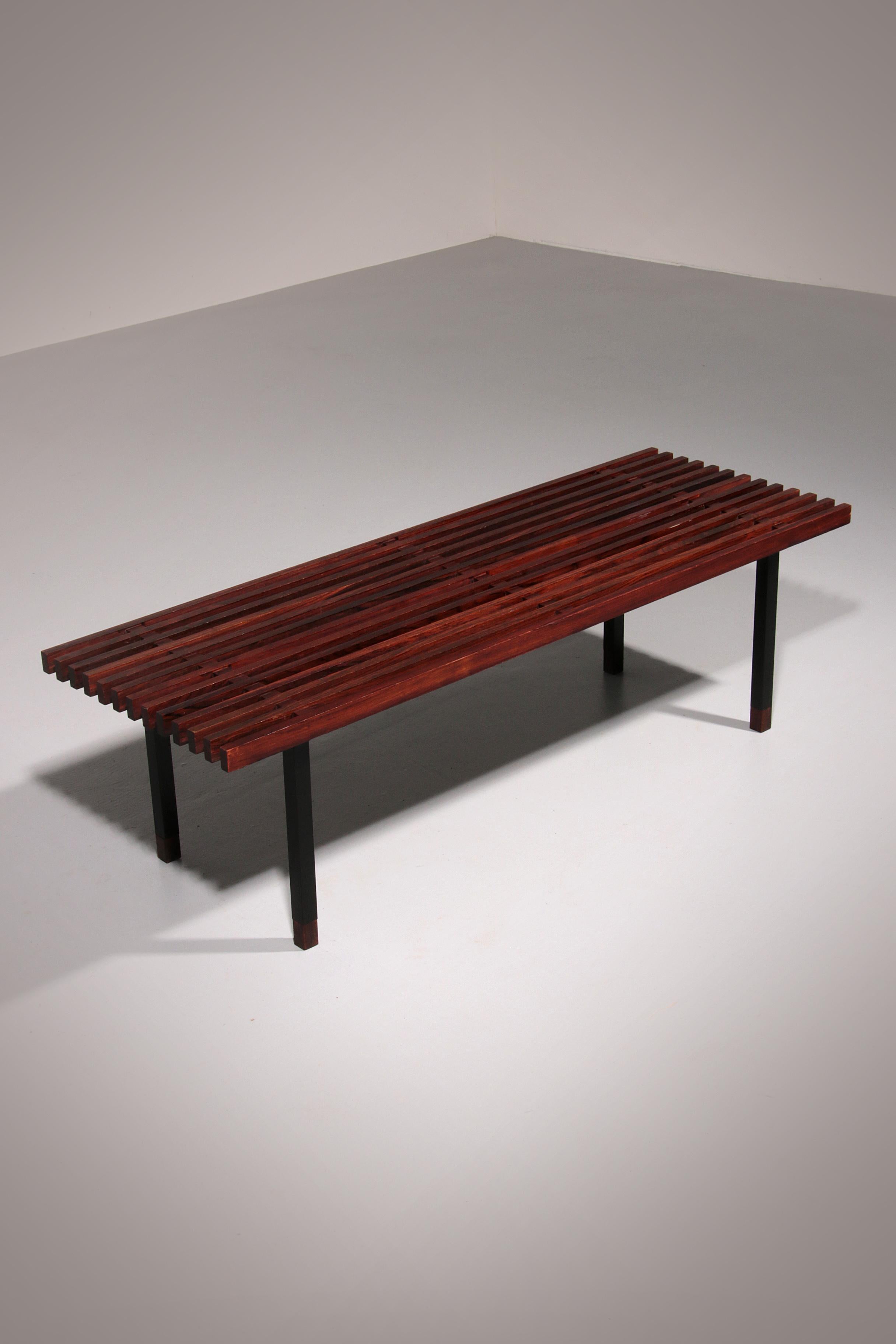 

Entrez dans le charme du passé avec ce banc du milieu du siècle magnifiquement préservé, fabriqué à partir de bois de teck chaud.

Plus qu'un simple siège, cette pièce multifonctionnelle se transforme sans effort en une table basse élégante, ce