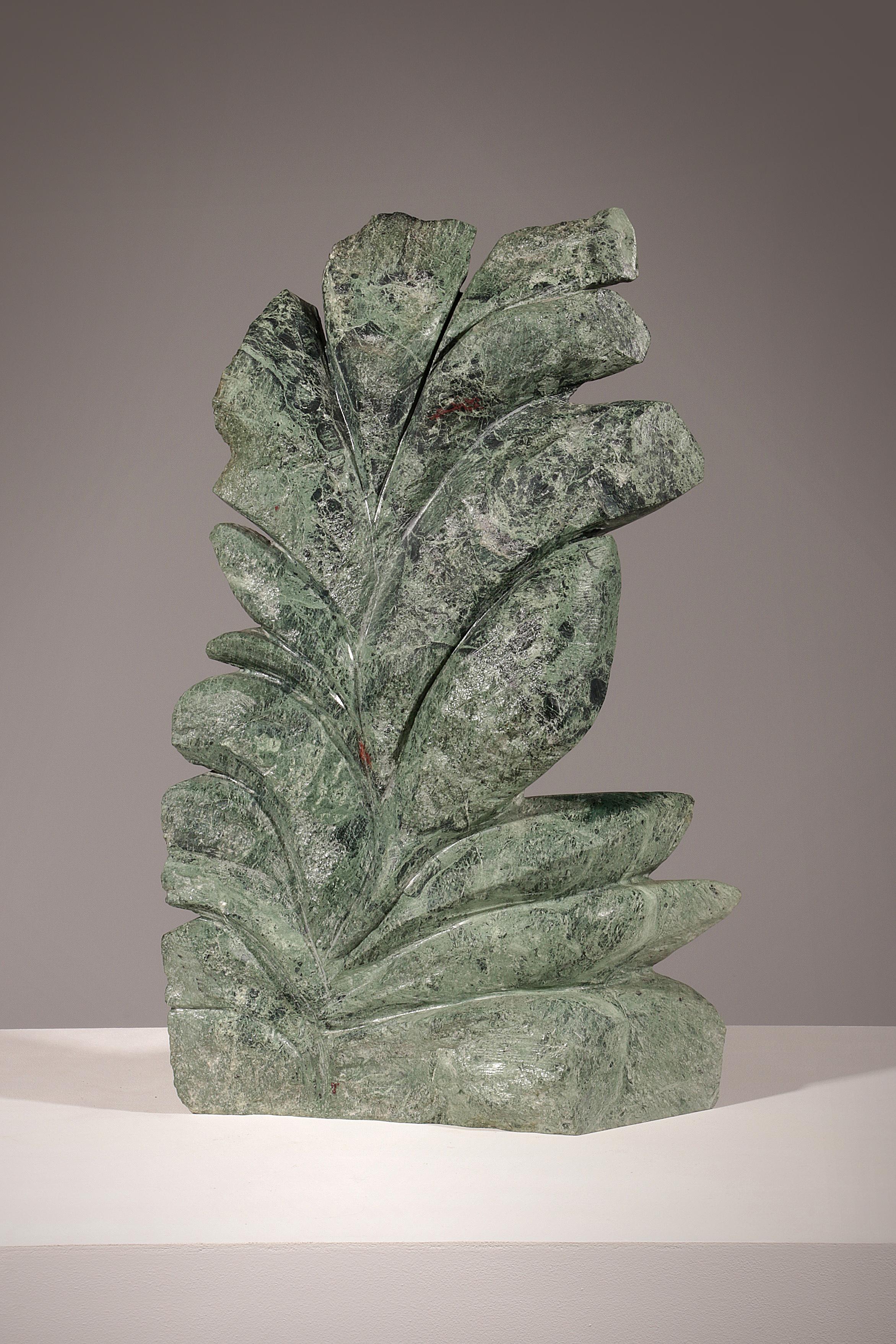 Questa splendida scultura in marmo di Carrara, realizzata dal famoso artista Armando Rosato nel 1977, è una testimonianza della sua maestria nell'arte del marmo scolpito a mano. Il pezzo fonde perfettamente la bellezza scultorea con il design
