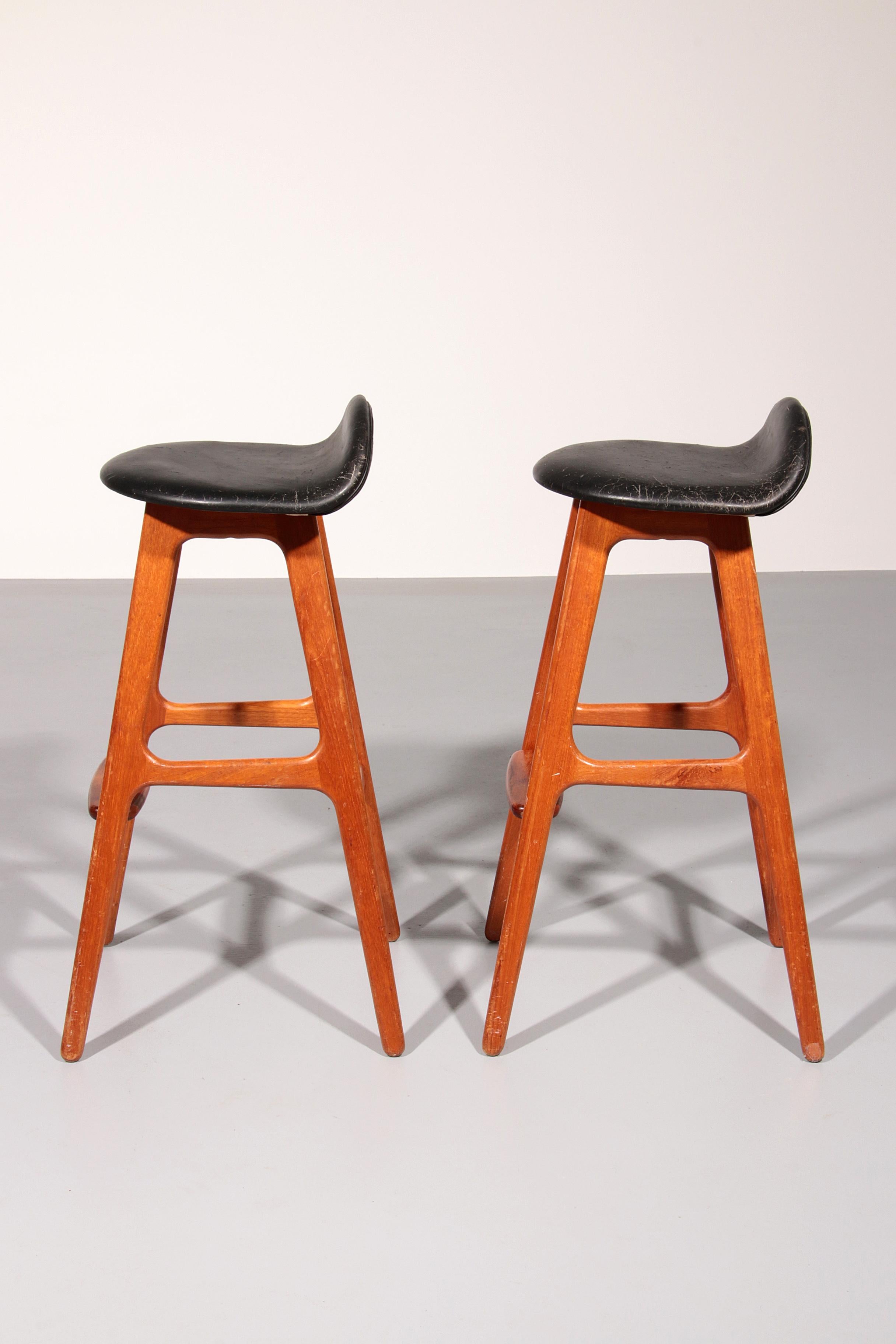 Design Bar Stool in wood and Black Leather by Erik Buch 1960 In Good Condition For Sale In Oirlo, LI