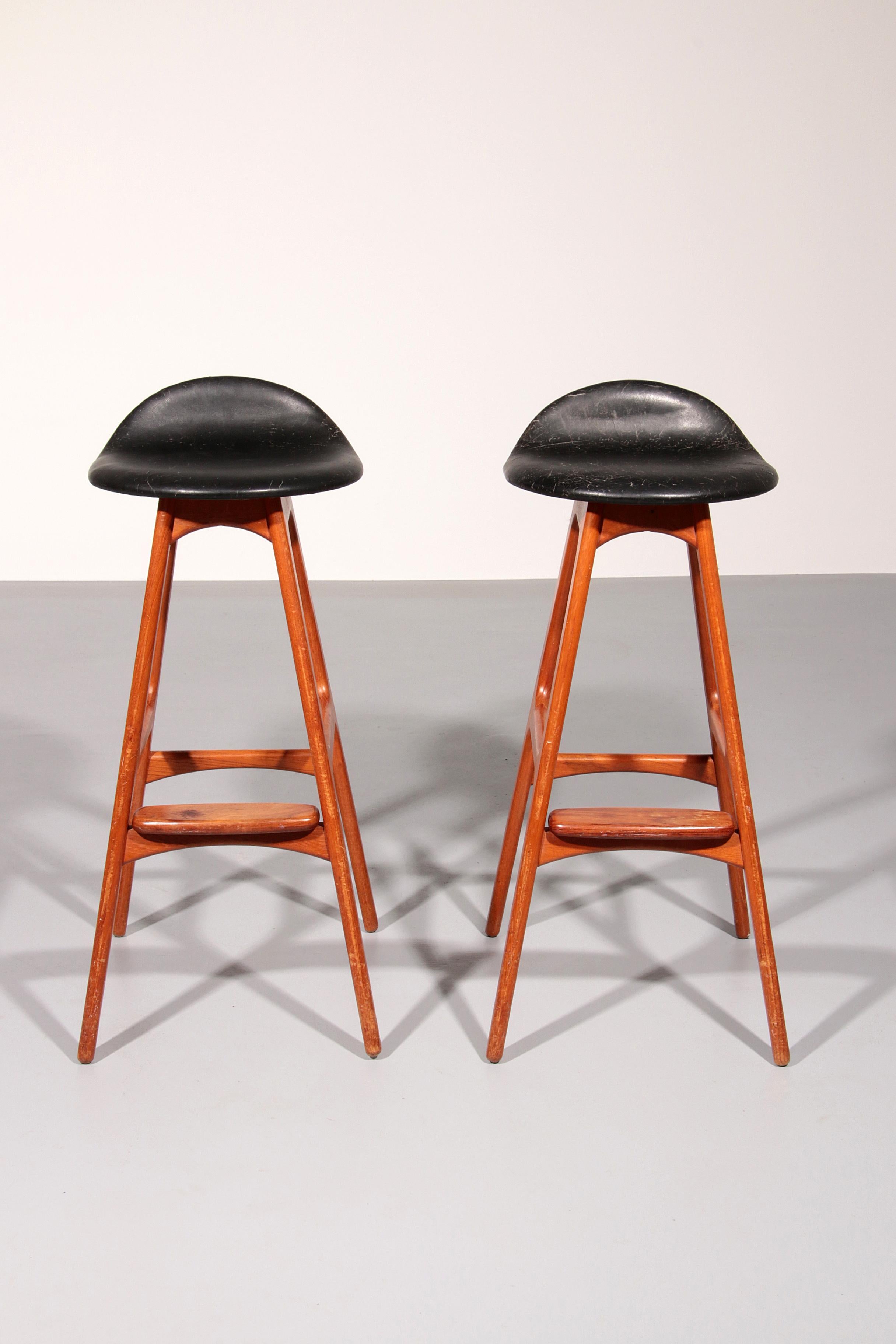 Danish Design Bar Stool in wood and Black Leather by Erik Buch 1960 For Sale