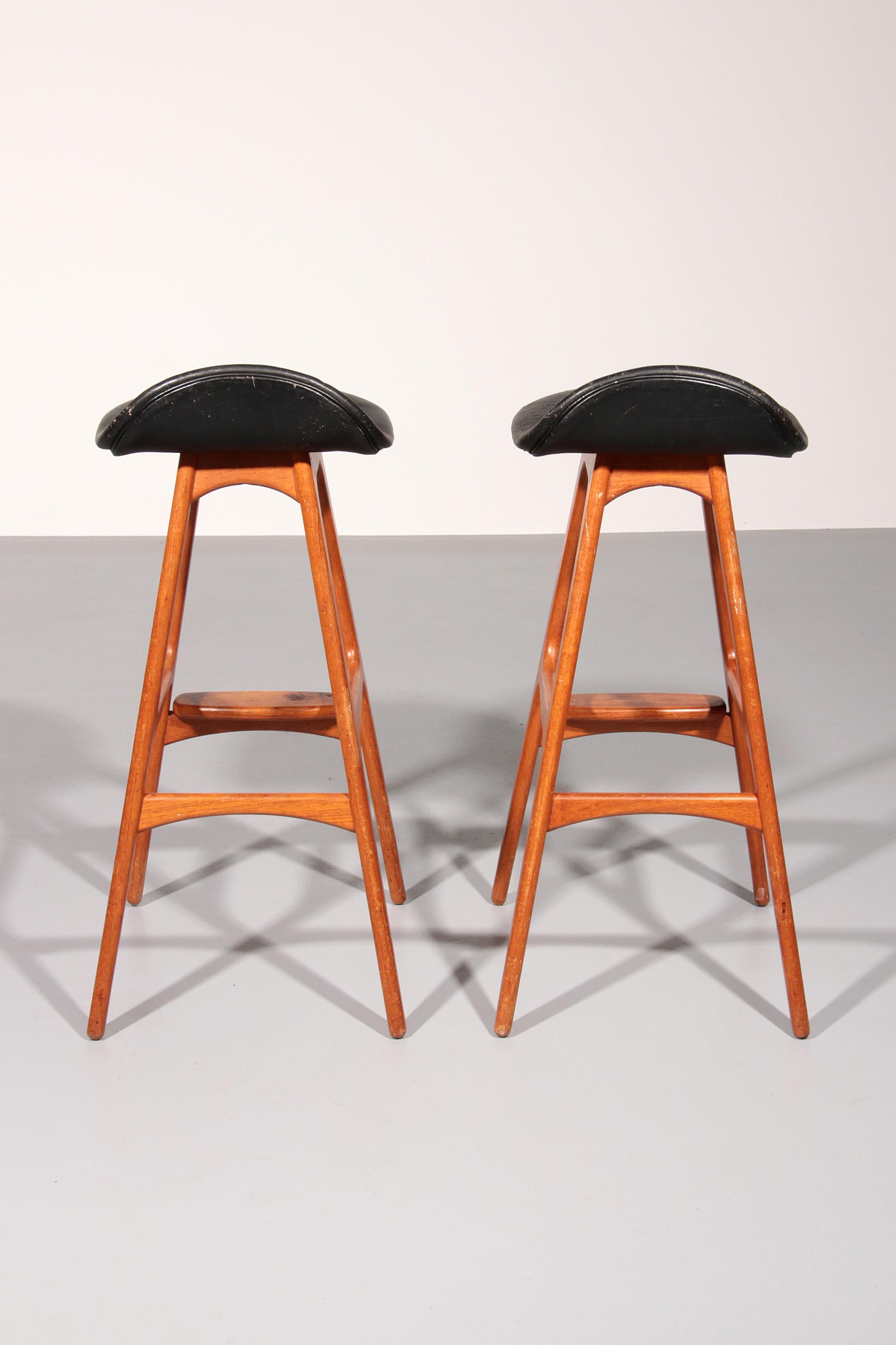 Mid-20th Century Design Bar Stool in wood and Black Leather by Erik Buch 1960 For Sale