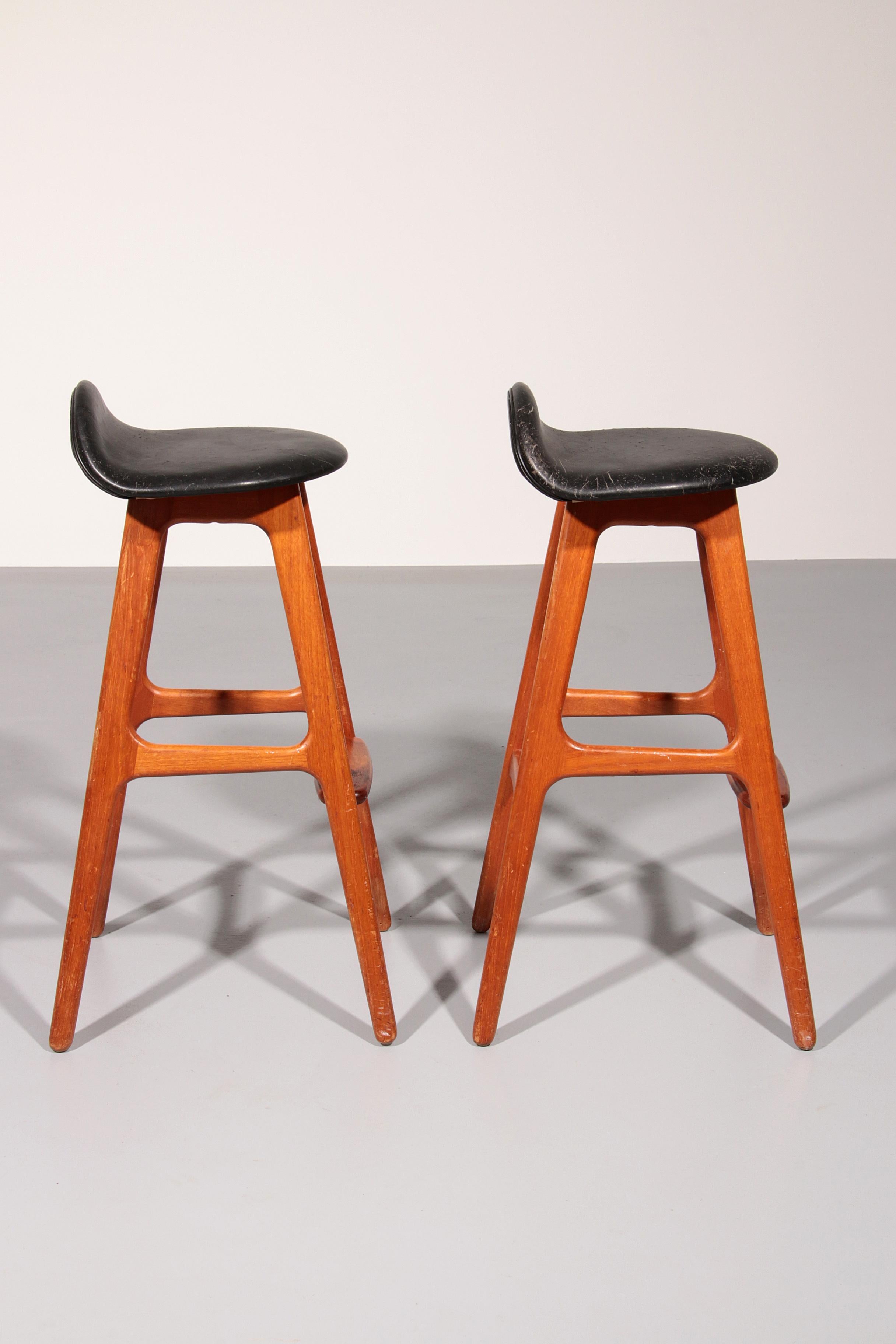 Design Bar Stool in wood and Black Leather by Erik Buch 1960 For Sale 1